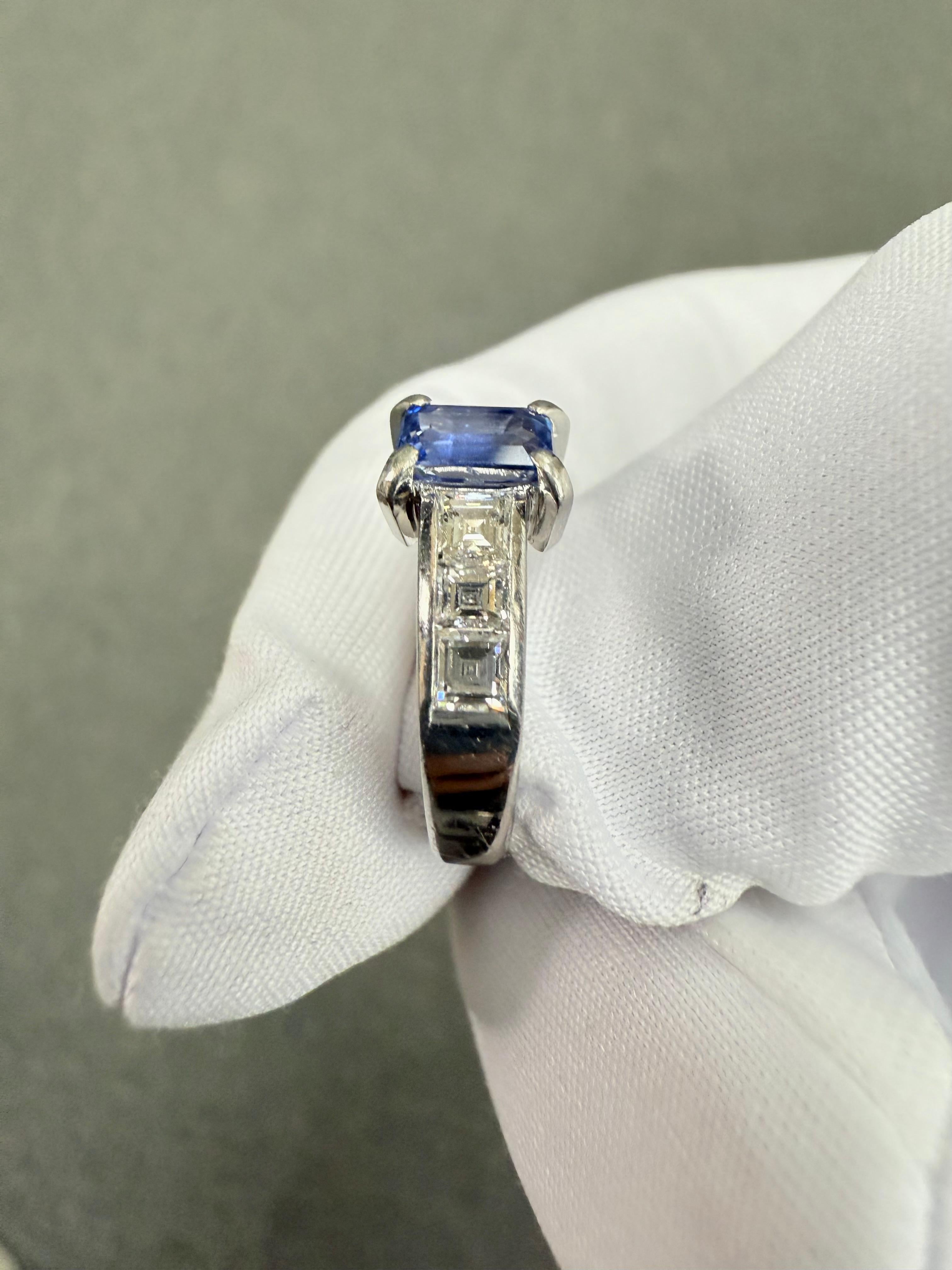 Anillo de compromiso de platino con zafiro y diamantes de los años 80 en venta 5