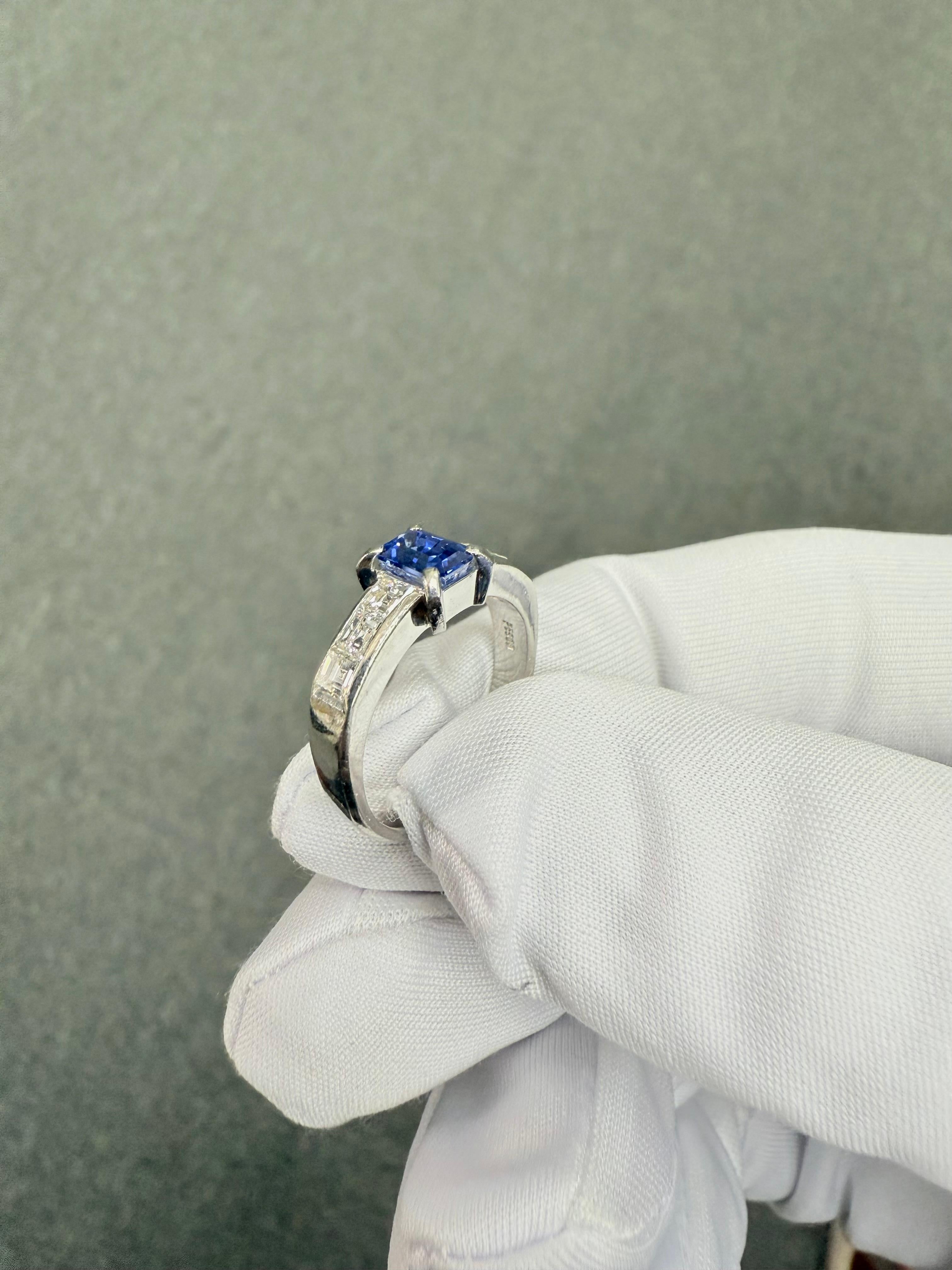 Anillo de compromiso de platino con zafiro y diamantes de los años 80 en venta 6