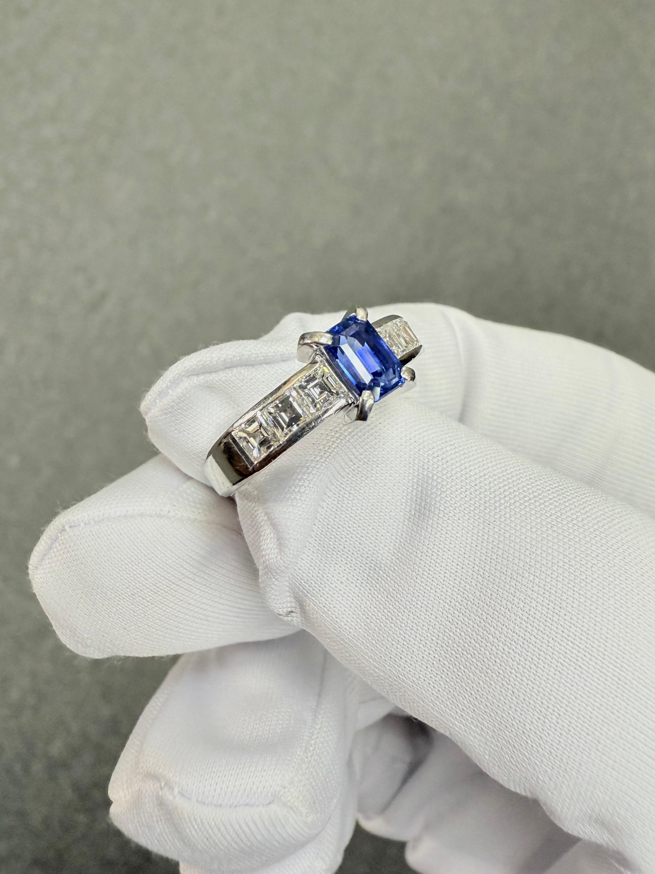 Anillo de compromiso de platino con zafiro y diamantes de los años 80 en venta 7