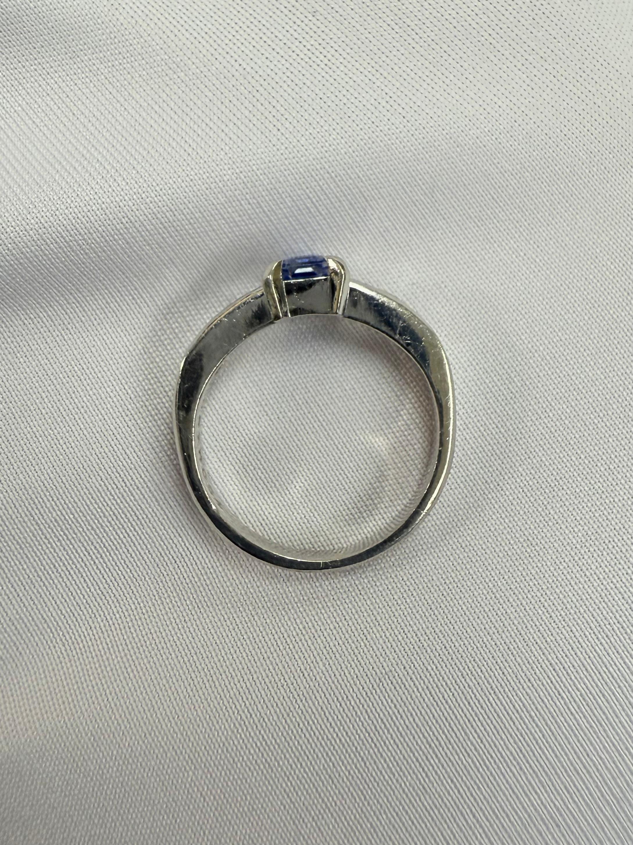 Anillo de compromiso de platino con zafiro y diamantes de los años 80 en venta 8