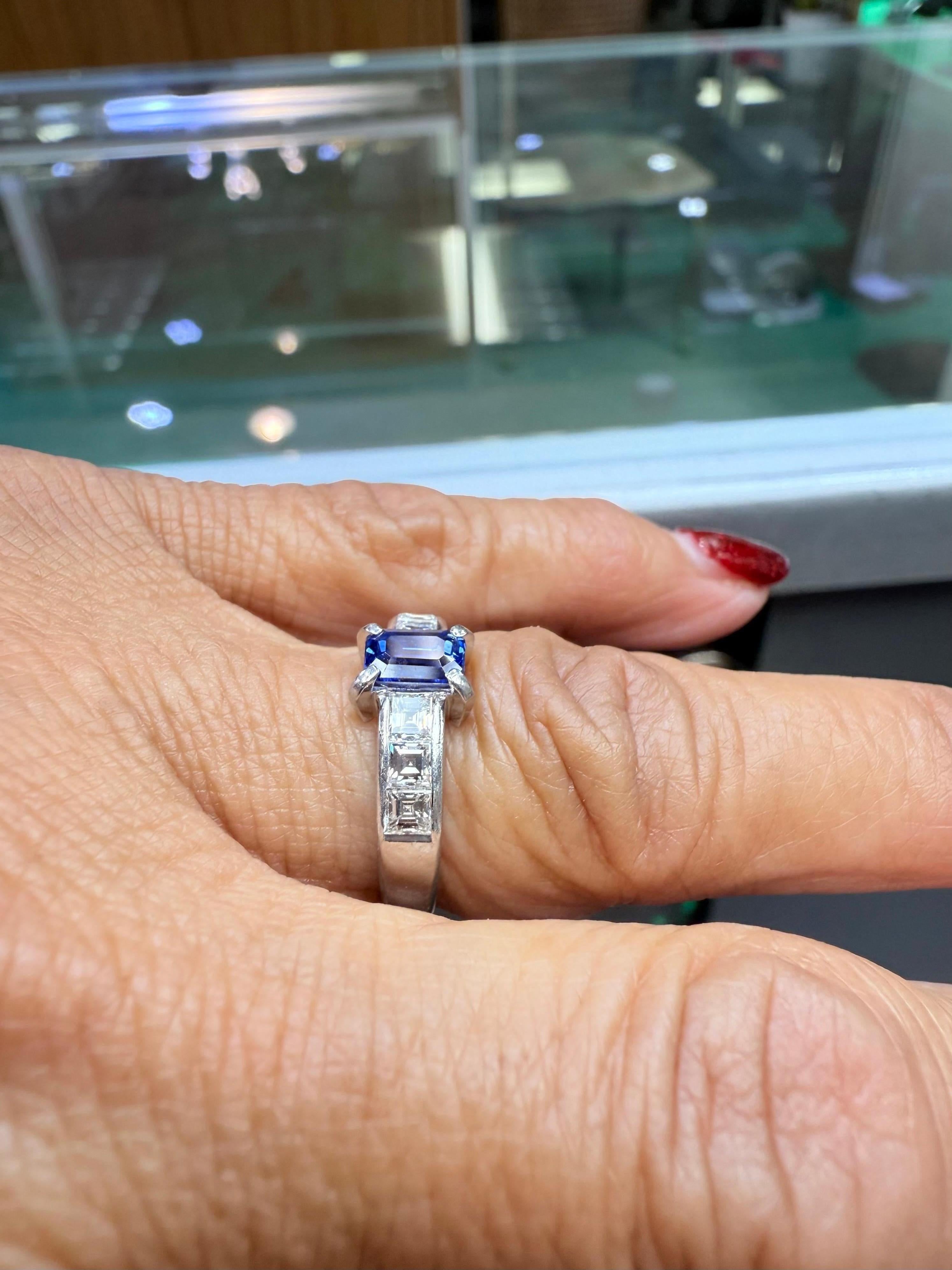 Anillo de compromiso de platino con zafiro y diamantes de los años 80 Art Decó en venta