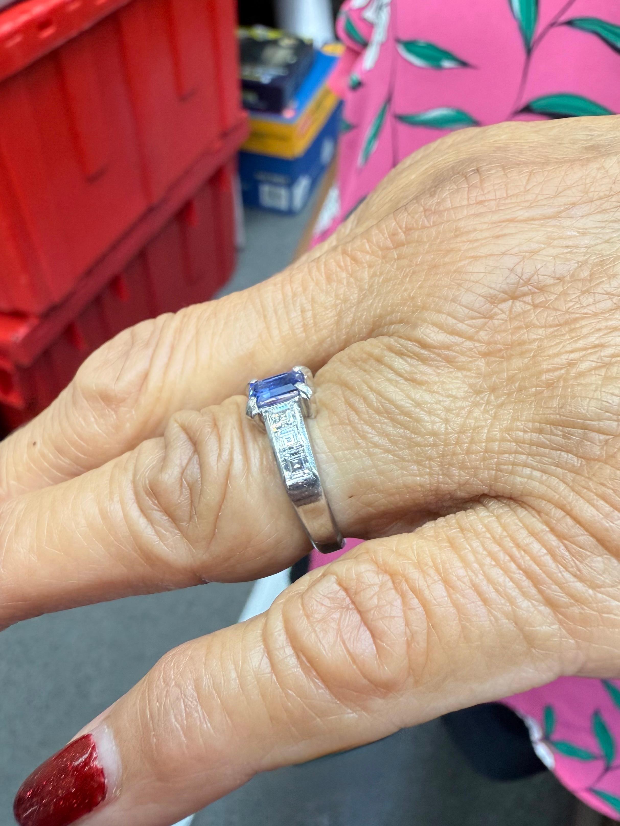 Anillo de compromiso de platino con zafiro y diamantes de los años 80 Corte esmeralda en venta