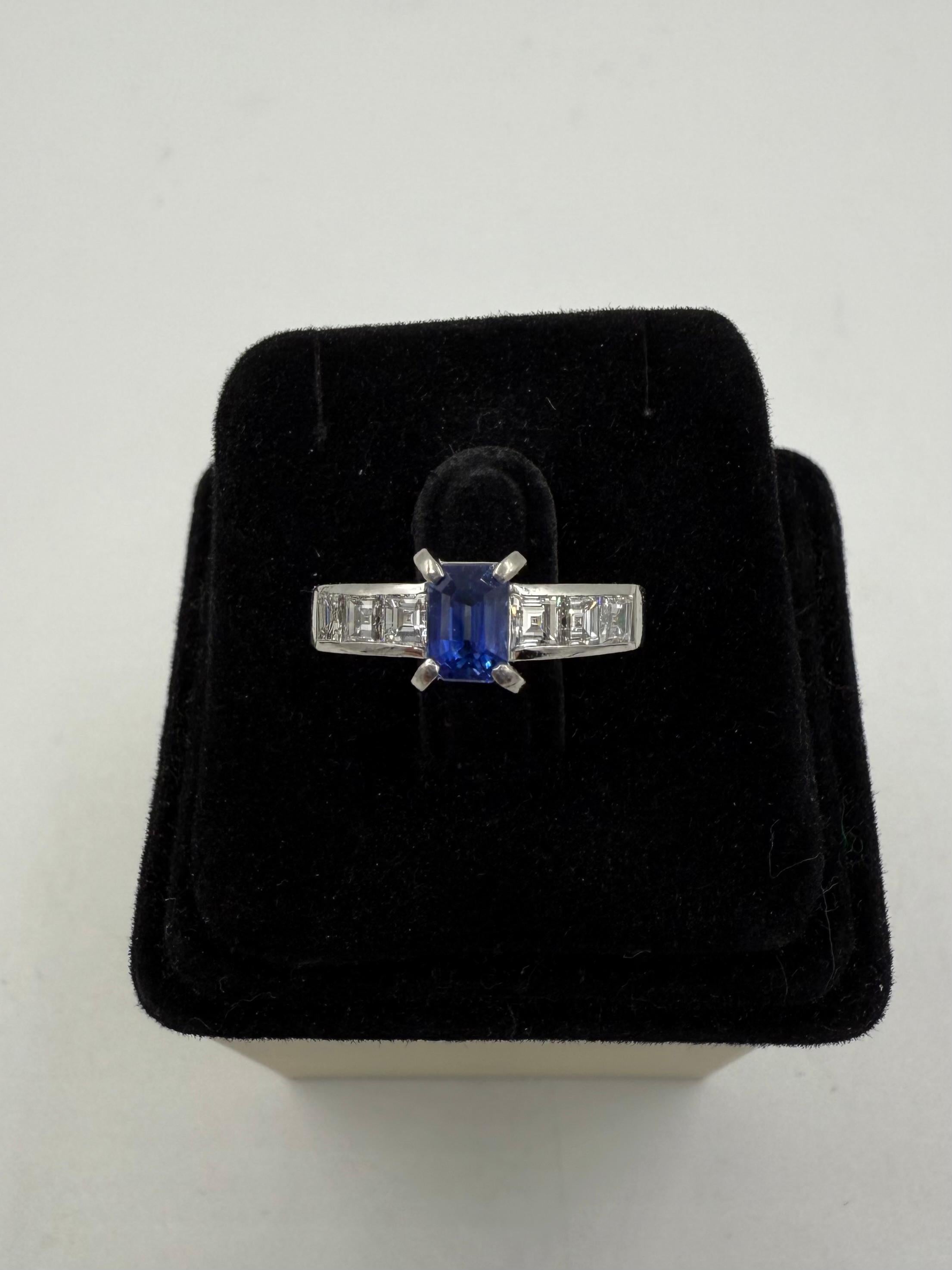 Anillo de compromiso de platino con zafiro y diamantes de los años 80 en Bueno estado para la venta en Los Angeles, CA