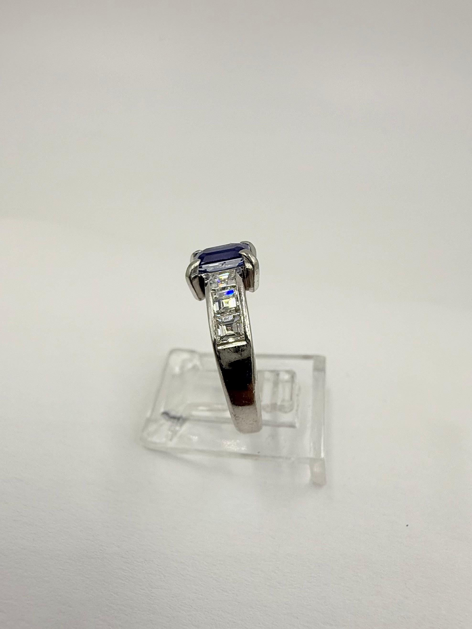 Femenino o masculino Anillo de compromiso de platino con zafiro y diamantes de los años 80 en venta