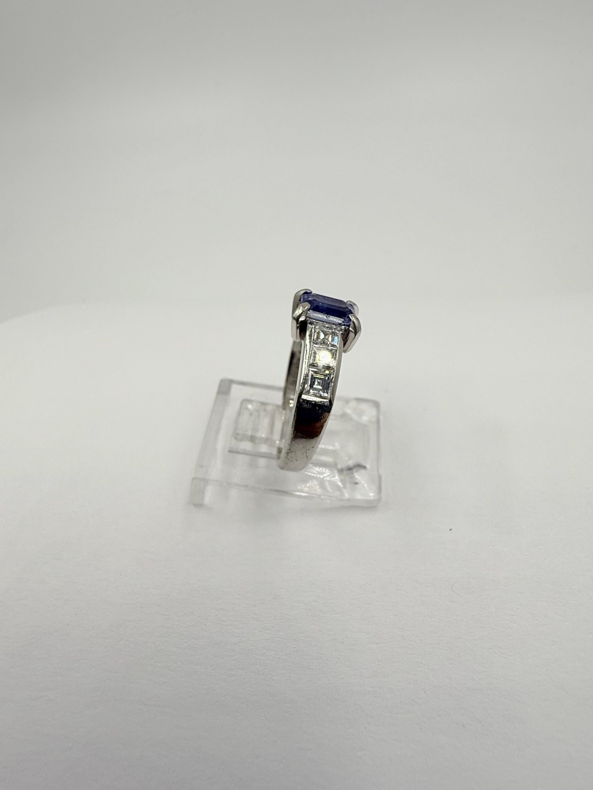 Anillo de compromiso de platino con zafiro y diamantes de los años 80 en venta 1