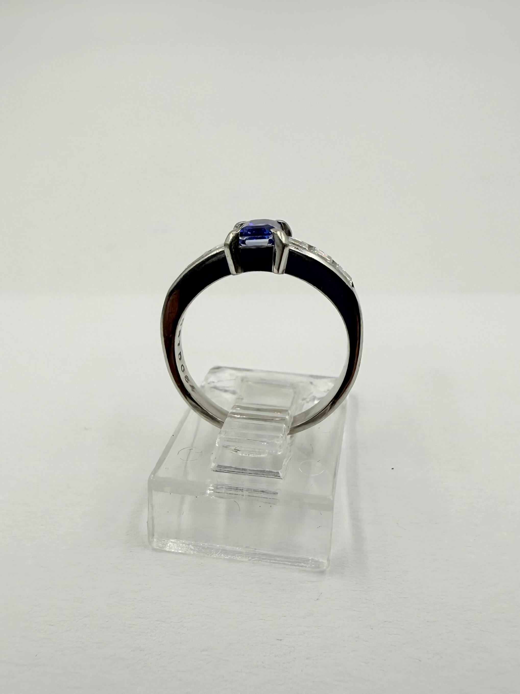 Anillo de compromiso de platino con zafiro y diamantes de los años 80 en venta 2