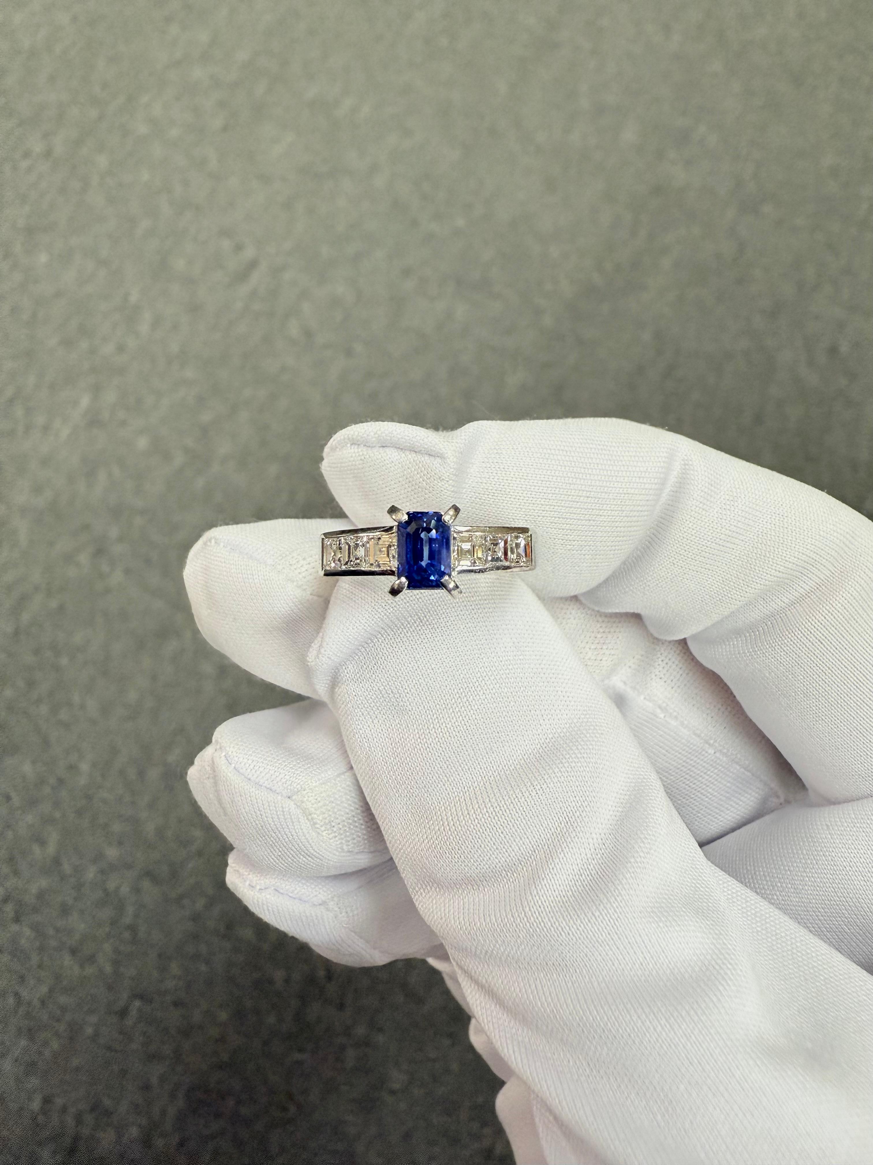 Anillo de compromiso de platino con zafiro y diamantes de los años 80 en venta 3