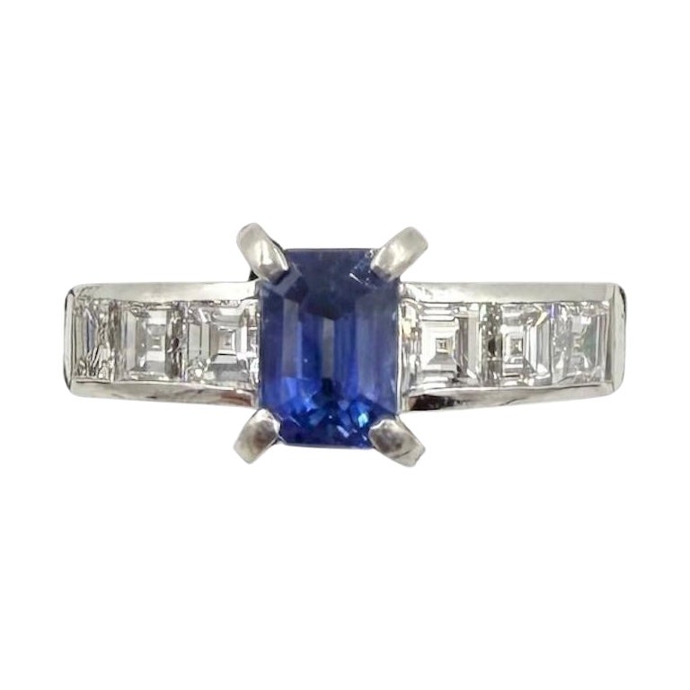 Anello di fidanzamento in platino con diamante e zaffiro degli anni '80