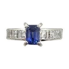 Anello di fidanzamento in platino con diamante e zaffiro degli anni '80