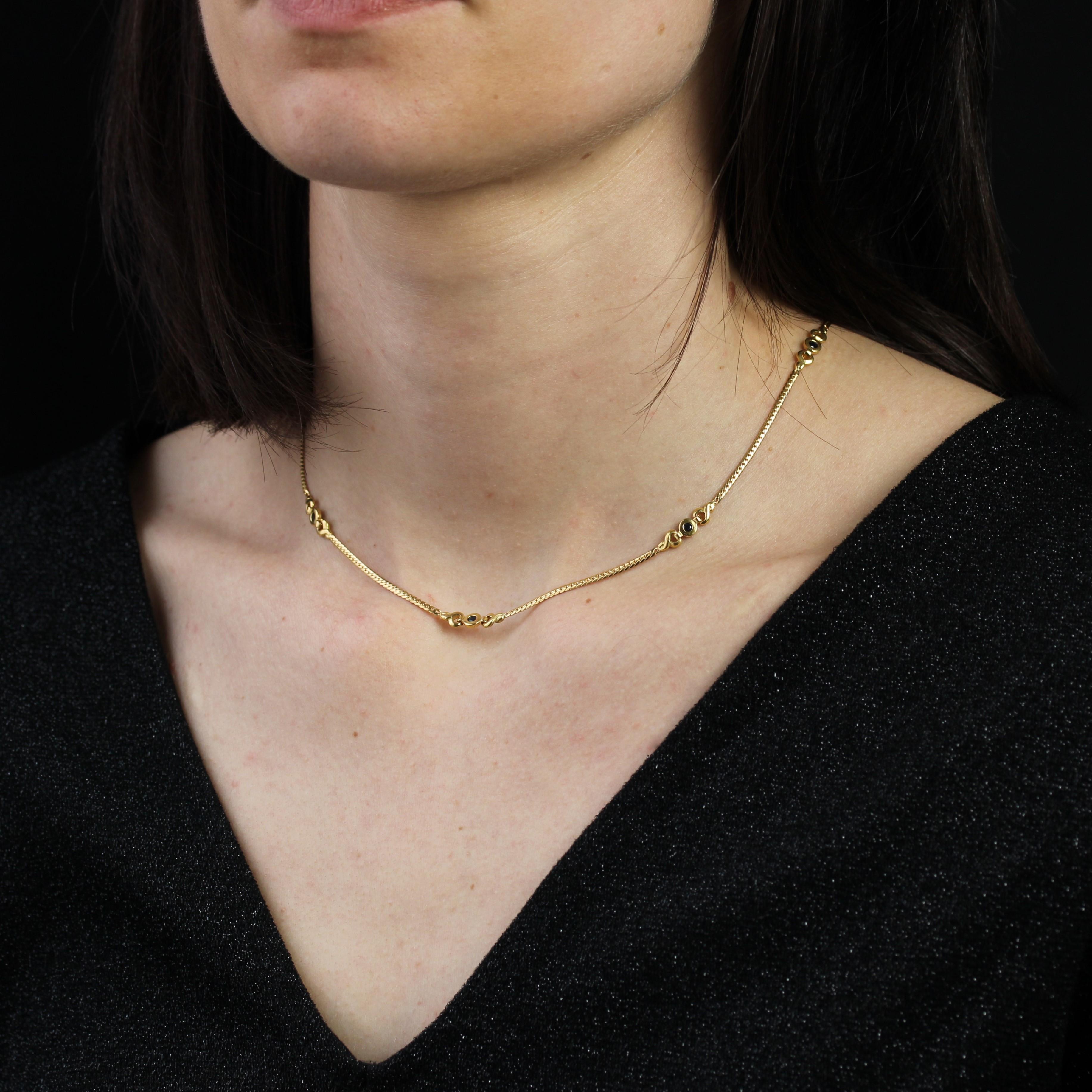 1980s Sapphires 18 Karat Yellow Gold Curb Chain Choker Necklace For Sale 2
