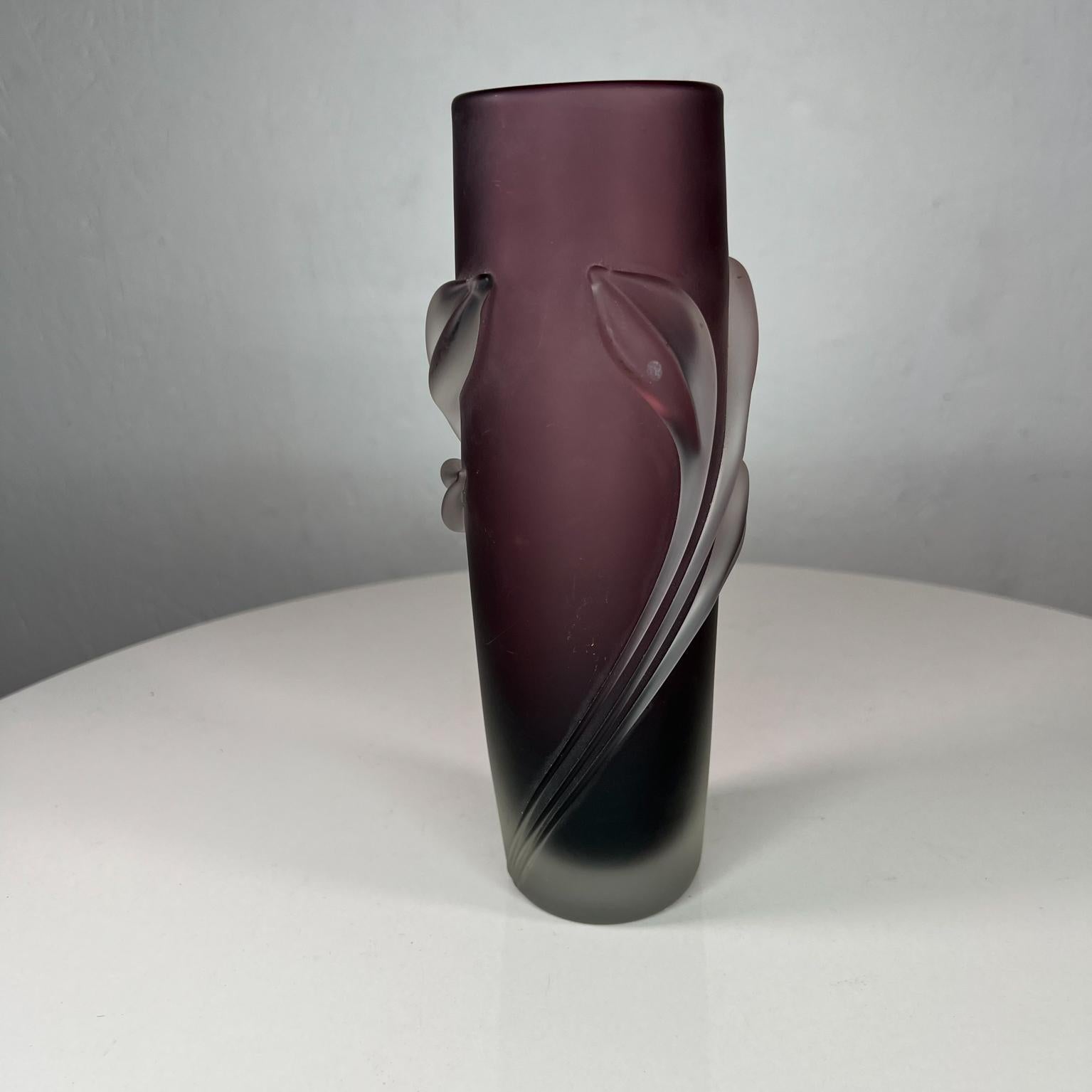 1980s Satin Sheen Frosted Art Glass Purple Vase by William Glasner New York In Good Condition In Chula Vista, CA