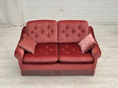 Anni ’80, divano scandinavo a due posti, rivestito in velluto rosa.