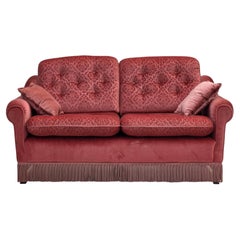 Anni ’80, divano scandinavo a due posti, rivestito in velluto rosa.