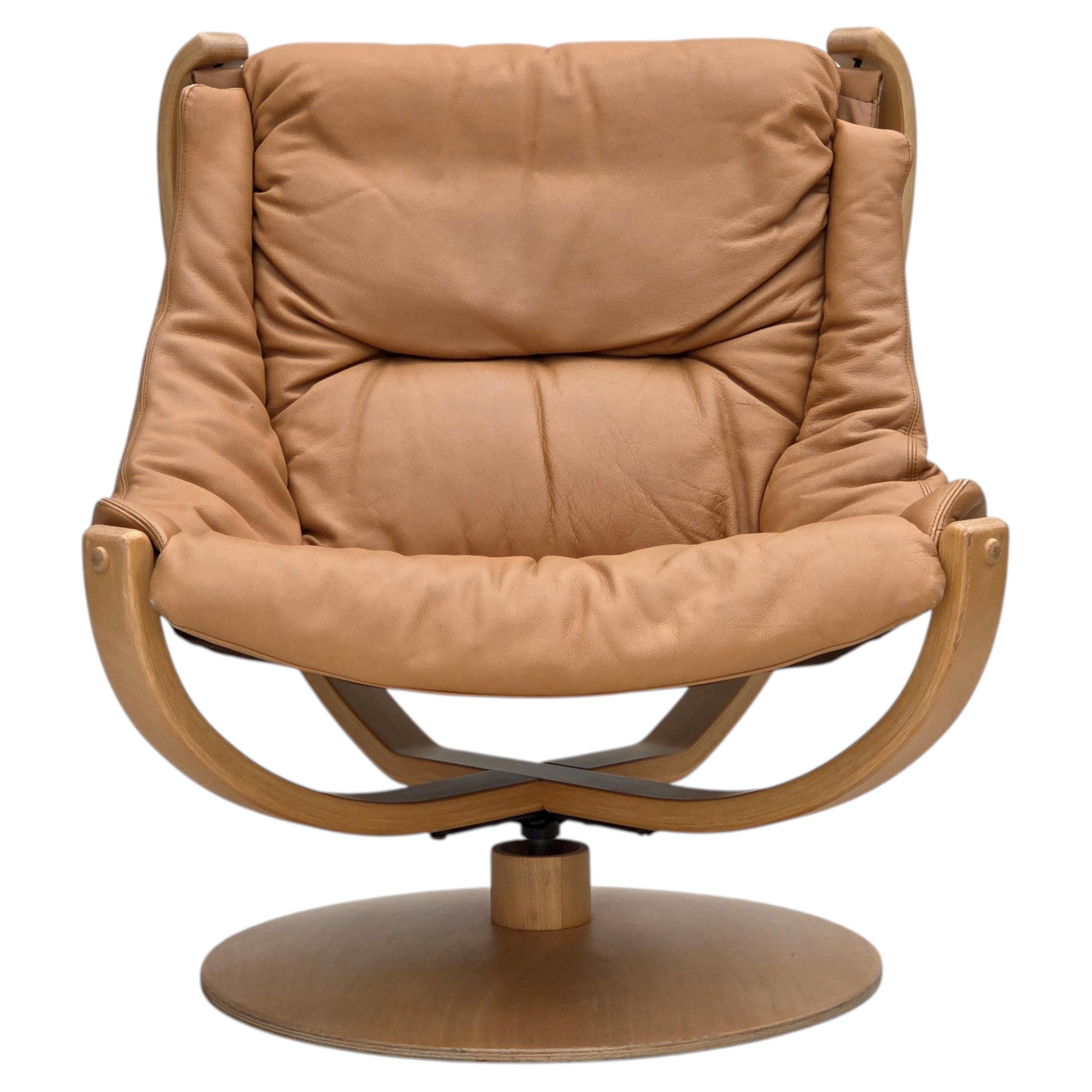 Années 1980, fauteuil pivotant de style scandinave, cuir d'ameublement, bois courbé. en vente