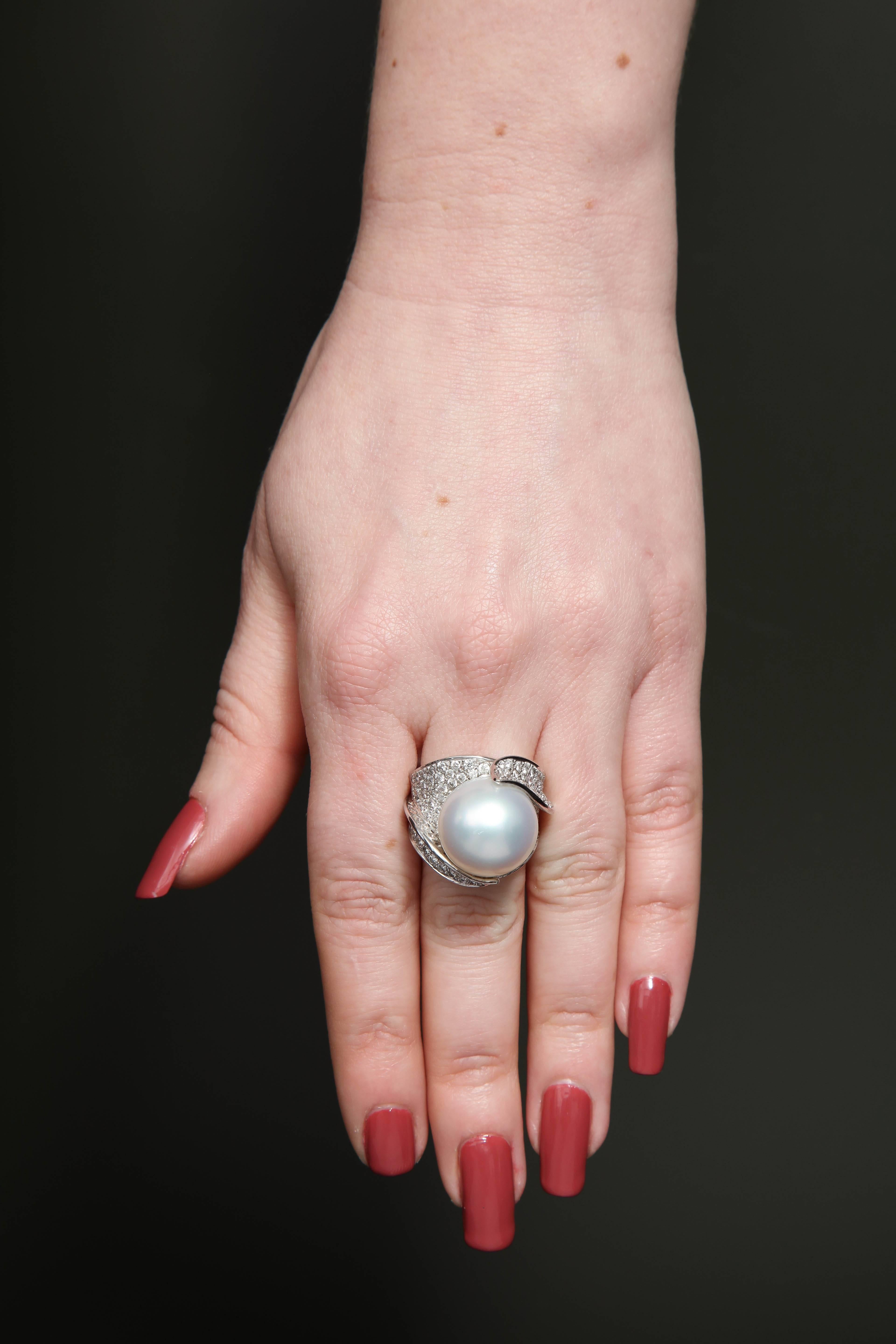 1980s Sculptural South Sea Pearl with Diamonds Large Gold Cocktail Ring For Sale 5