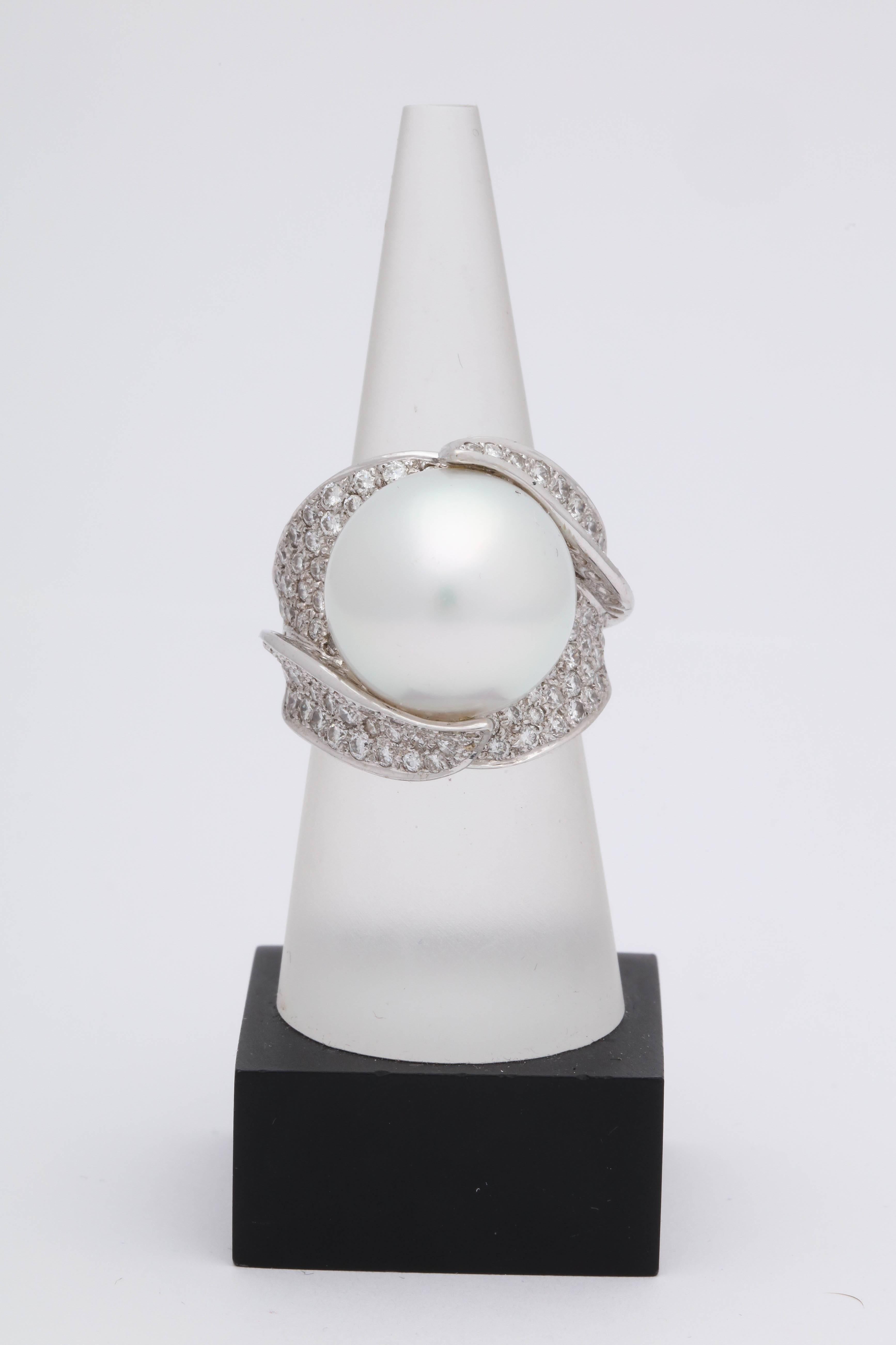 Anillo escultural de cóctel de oro con perlas del mar del Sur y diamantes de los años 80 Corte redondo en venta