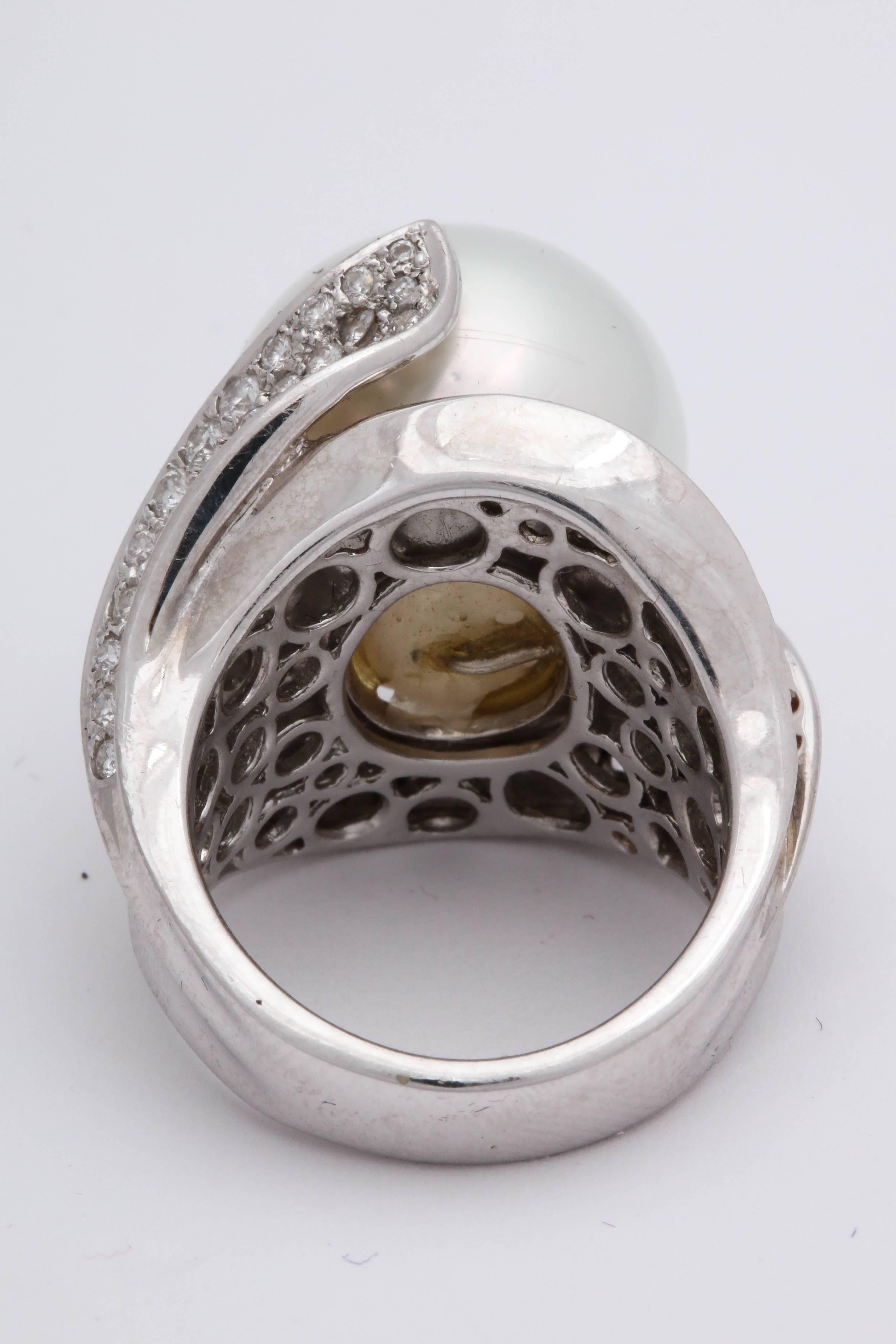1980s Sculptural South Sea Pearl with Diamonds Large Gold Cocktail Ring For Sale 1