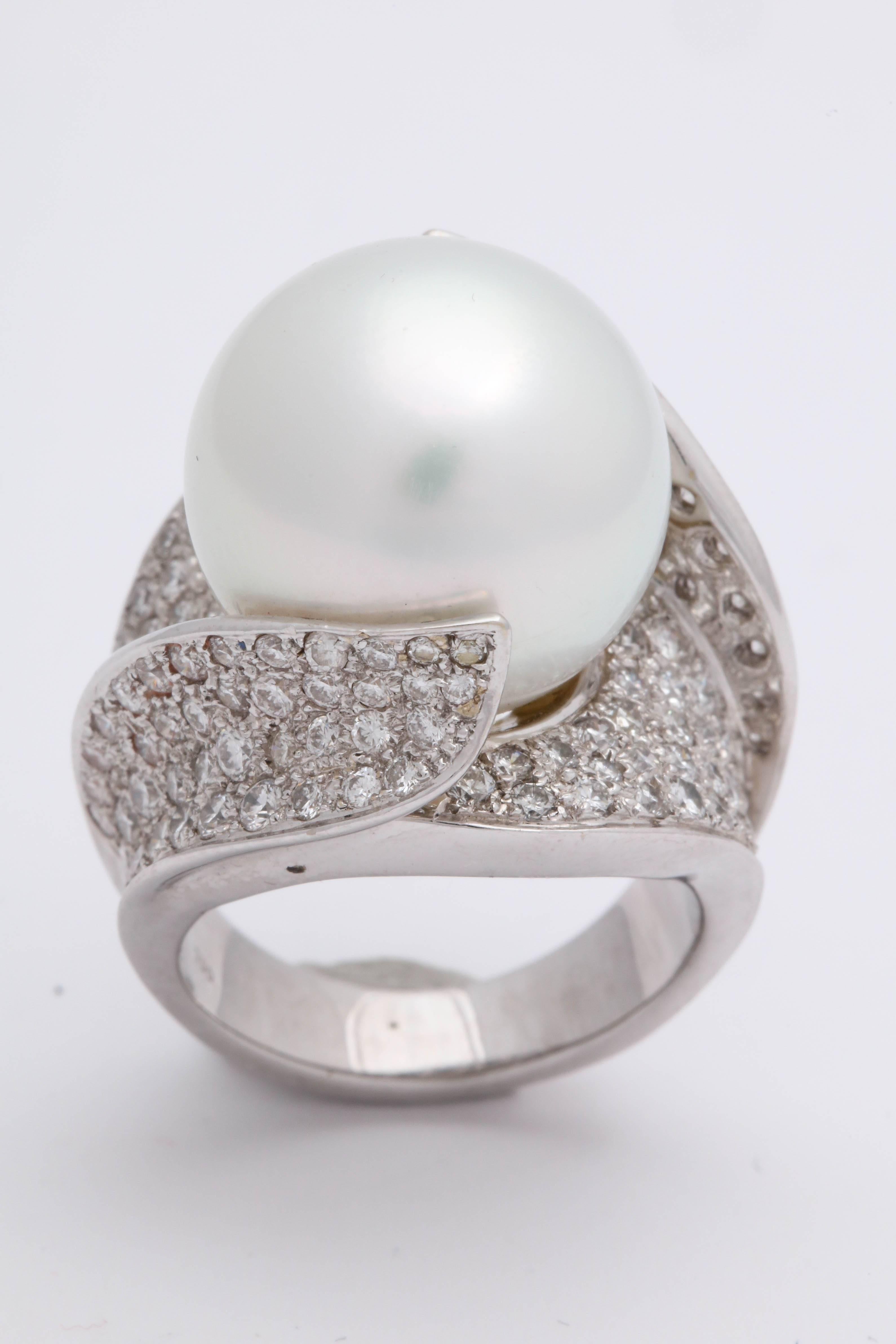 1980s Sculptural South Sea Pearl with Diamonds Large Gold Cocktail Ring For Sale 2