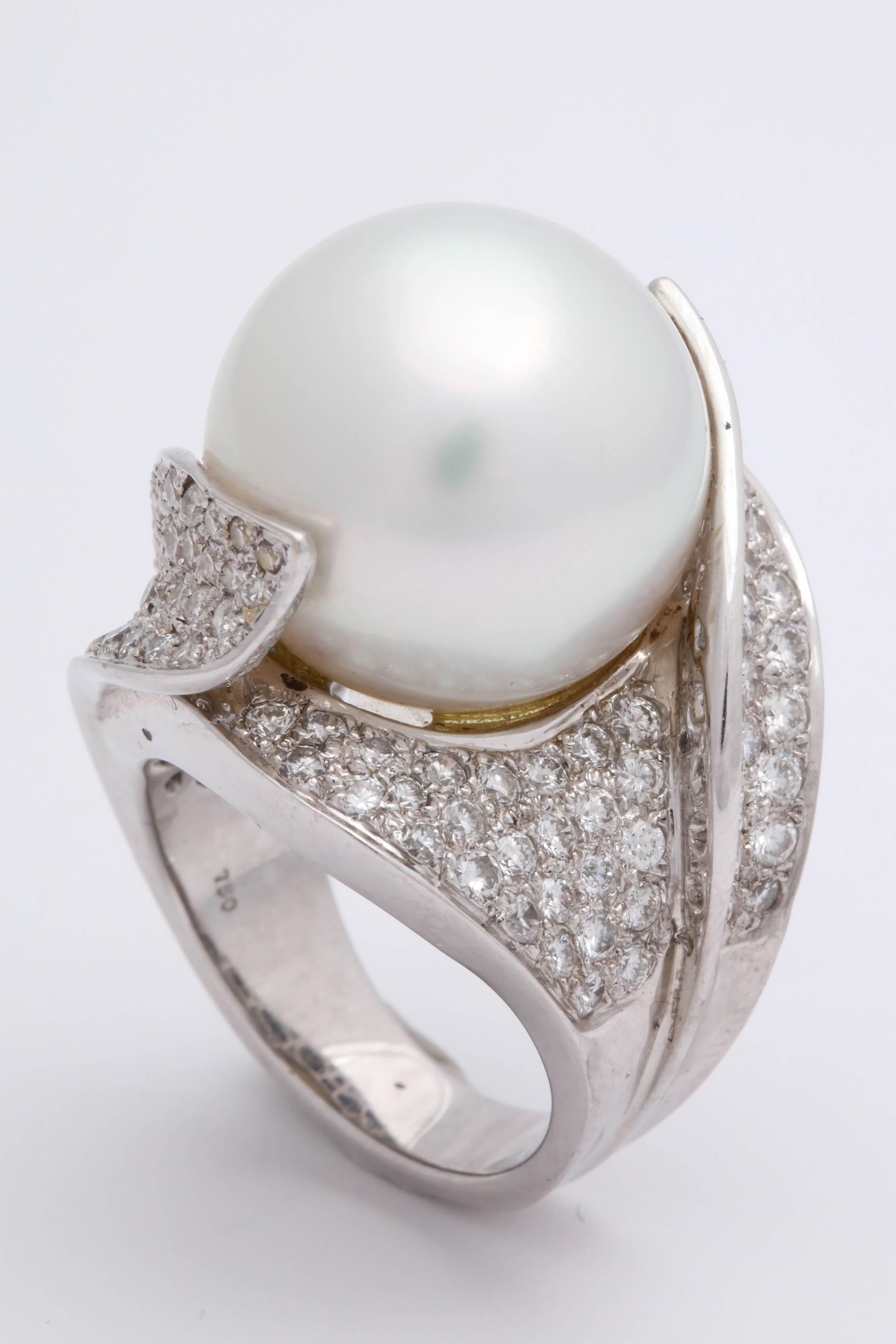 1980s Sculptural South Sea Pearl with Diamonds Large Gold Cocktail Ring For Sale 3