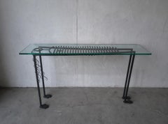 Tavolo consolle scultoreo antropomorfo Iron Lady degli anni '80