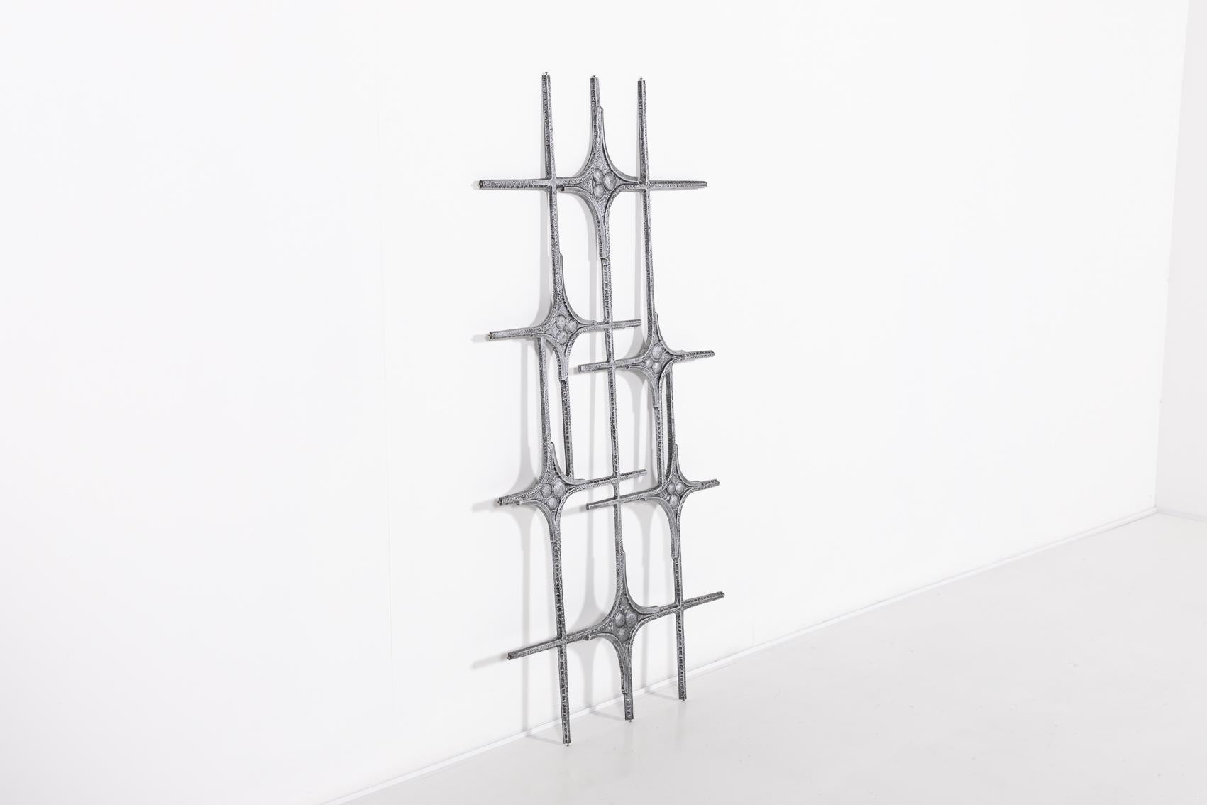 1980’s Brutalist casted and coated aluminium door fixture/decoration. It can also be used as spectacular wall art sculpture horizontally or vertically.

Condition
Good, usage wear

Dimensions
width: 72 cm
depth: 1,5 cm
height: 154,5 cm

