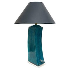 Scultura anni '80 in ceramica smaltata  Lampada da tavolo su base di lucite, firmata e numerata