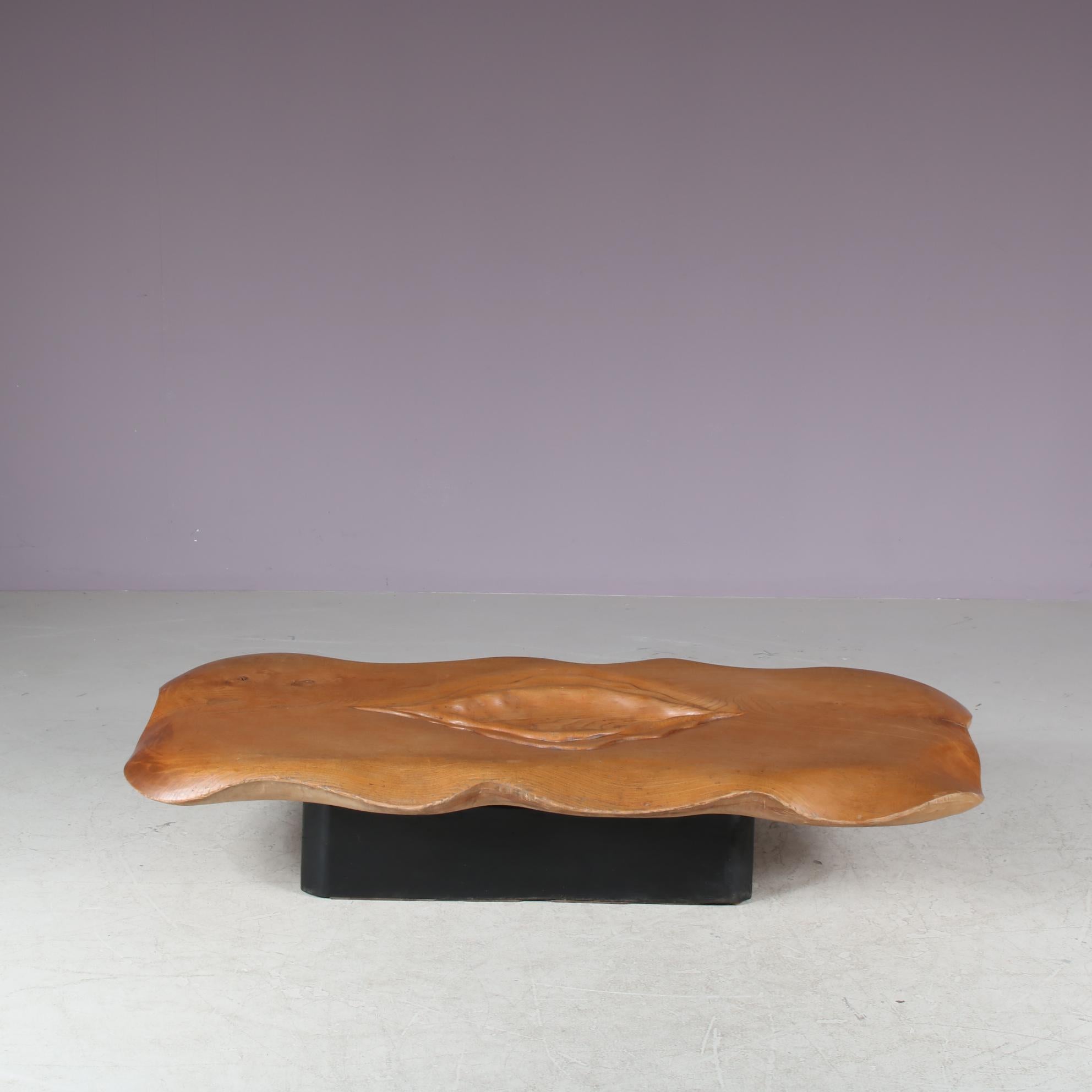 Table basse sculpturale unique, réalisée par Gerard Ducouret en France vers 1970.

Magnifiquement réalisé en bois de haute qualité dans des formes organiques avec un sens du détail impressionnant. Le plateau en bois est une œuvre très reconnaissable