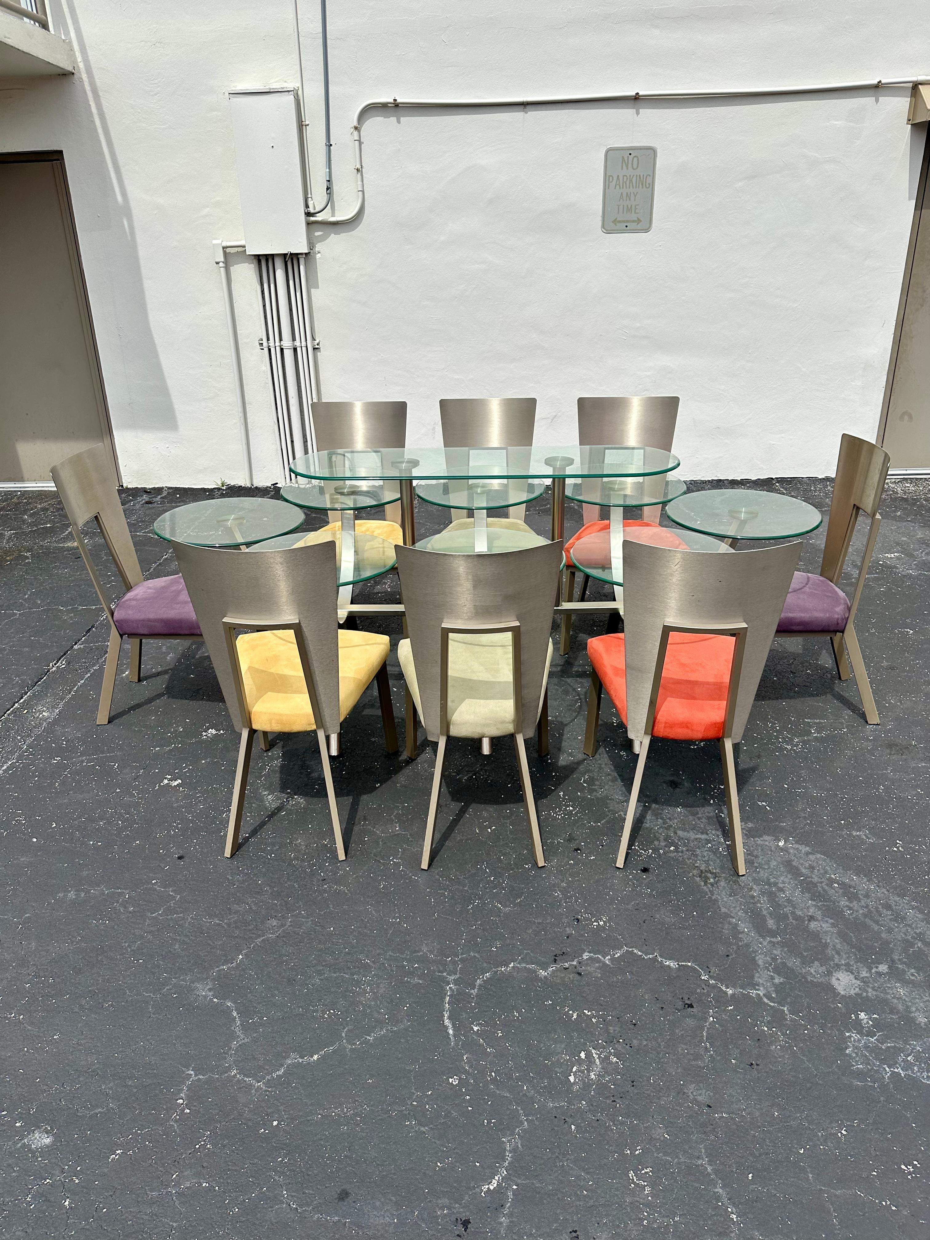 ansport yourself back to the sleek and sophisticated 1970s dining set. L'ensemble, très rare, dégage un air de luxe et de raffinement. Le design est remarquable partout. Le luxueux ensemble de salle à manger est une pièce d'apparat qui est également