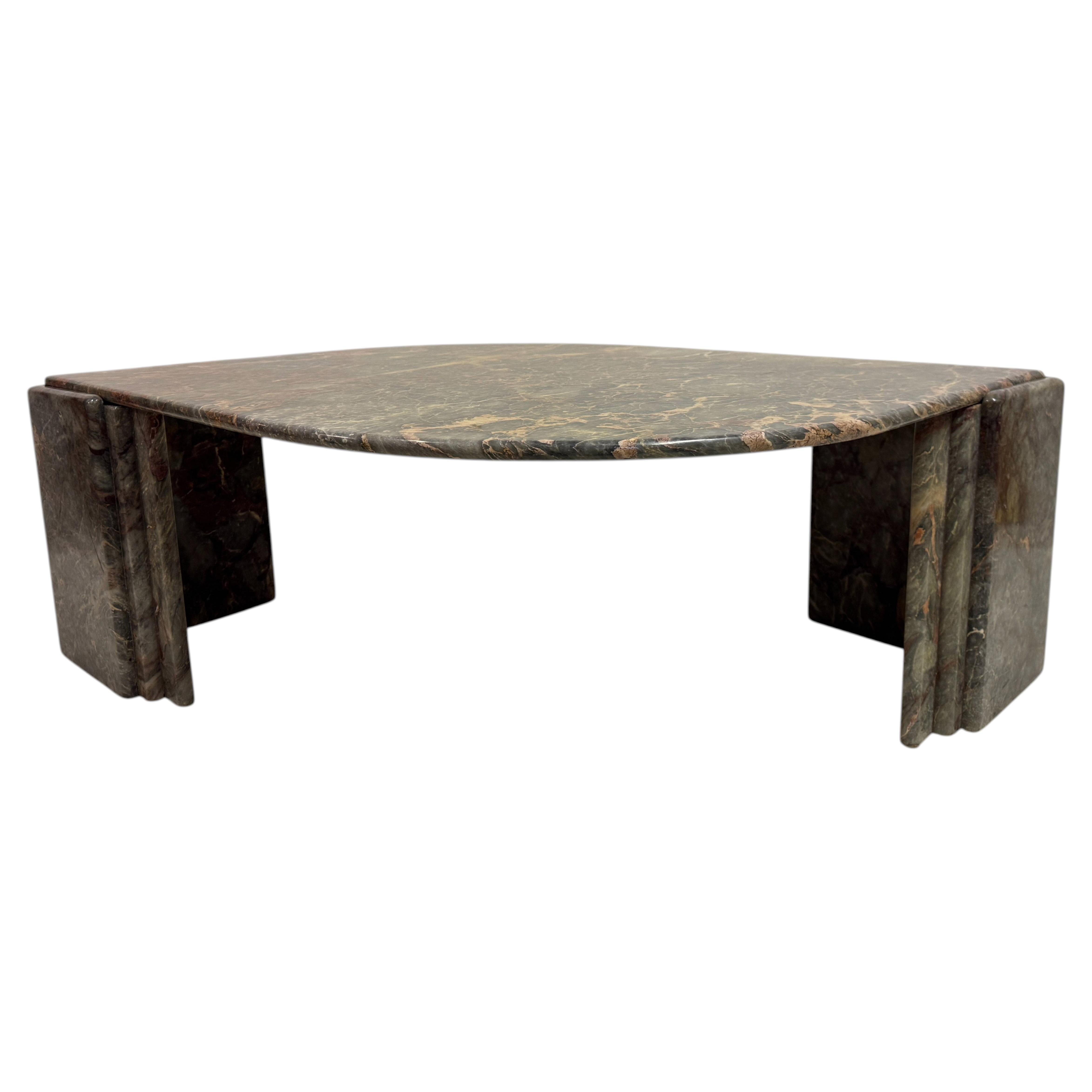 Table basse italienne sculpturale, marbre gris-vert, motif en forme d'œil, années 1980