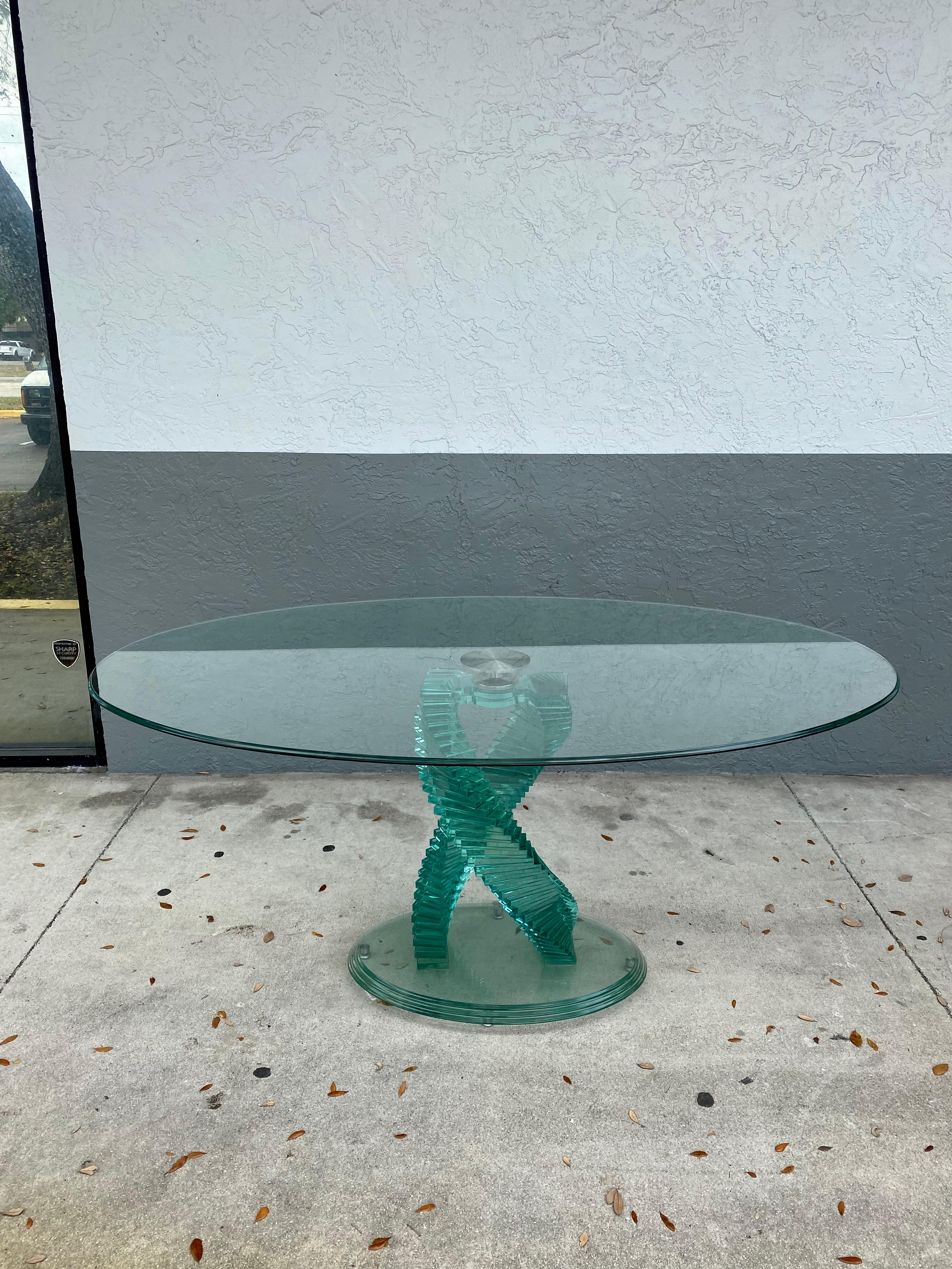 On offer on this occasion is one of the most stunning, dining table you could hope to find. This is an ultra-rare opportunity to acquire what is, unequivocally, the best of the best, it being a most spectacular and beautifully-presented table.
