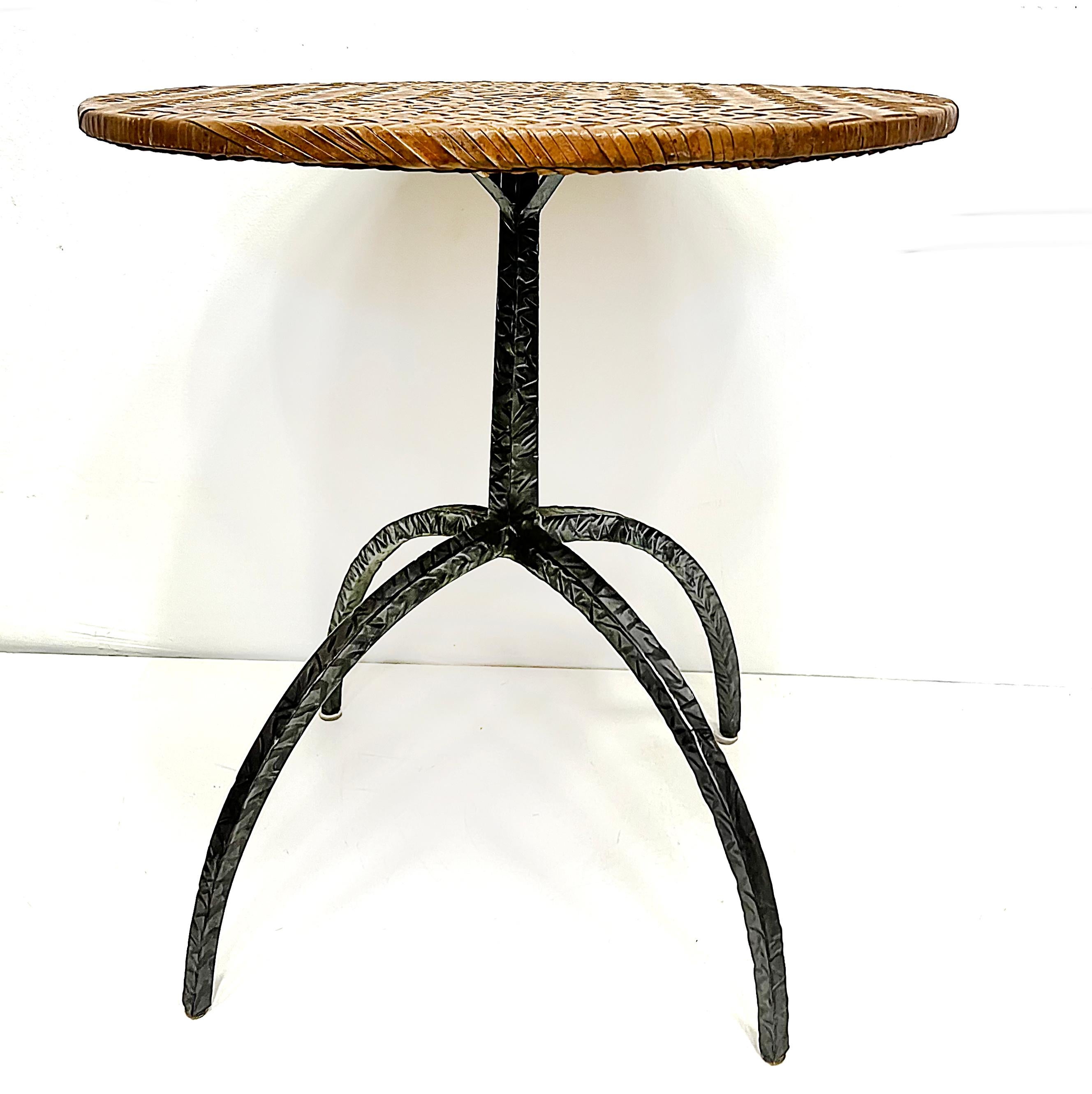 Industriel Table d'appoint industrielle sculpturale des années 1980 avec plateau en cuir tissé en vente