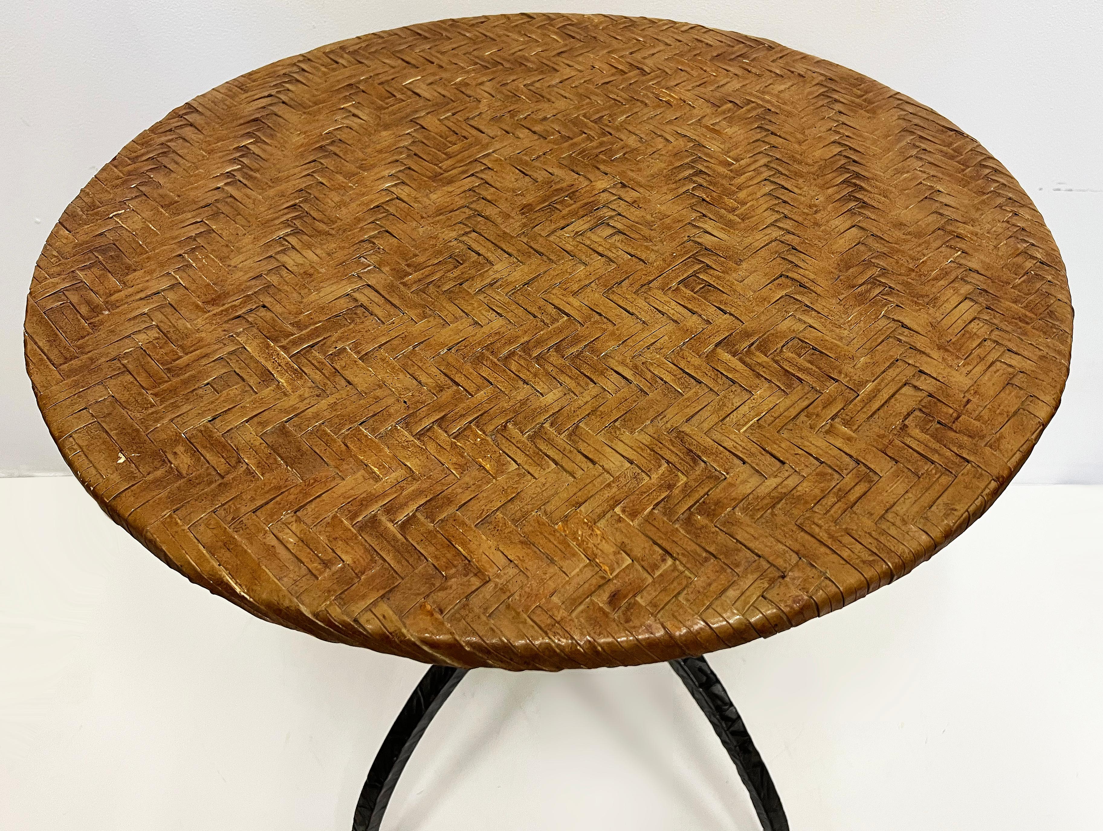 Américain Table d'appoint industrielle sculpturale des années 1980 avec plateau en cuir tissé en vente