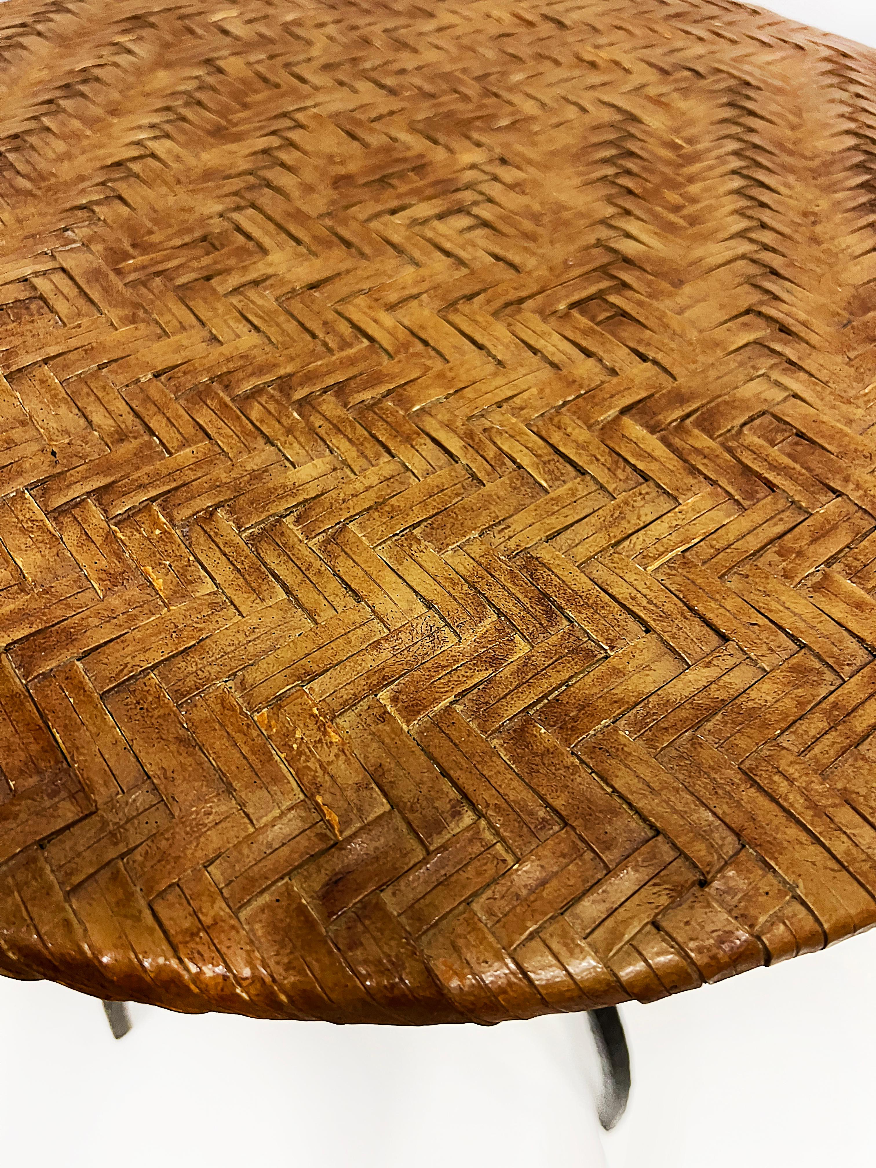 Tissé à la main Table d'appoint industrielle sculpturale des années 1980 avec plateau en cuir tissé en vente