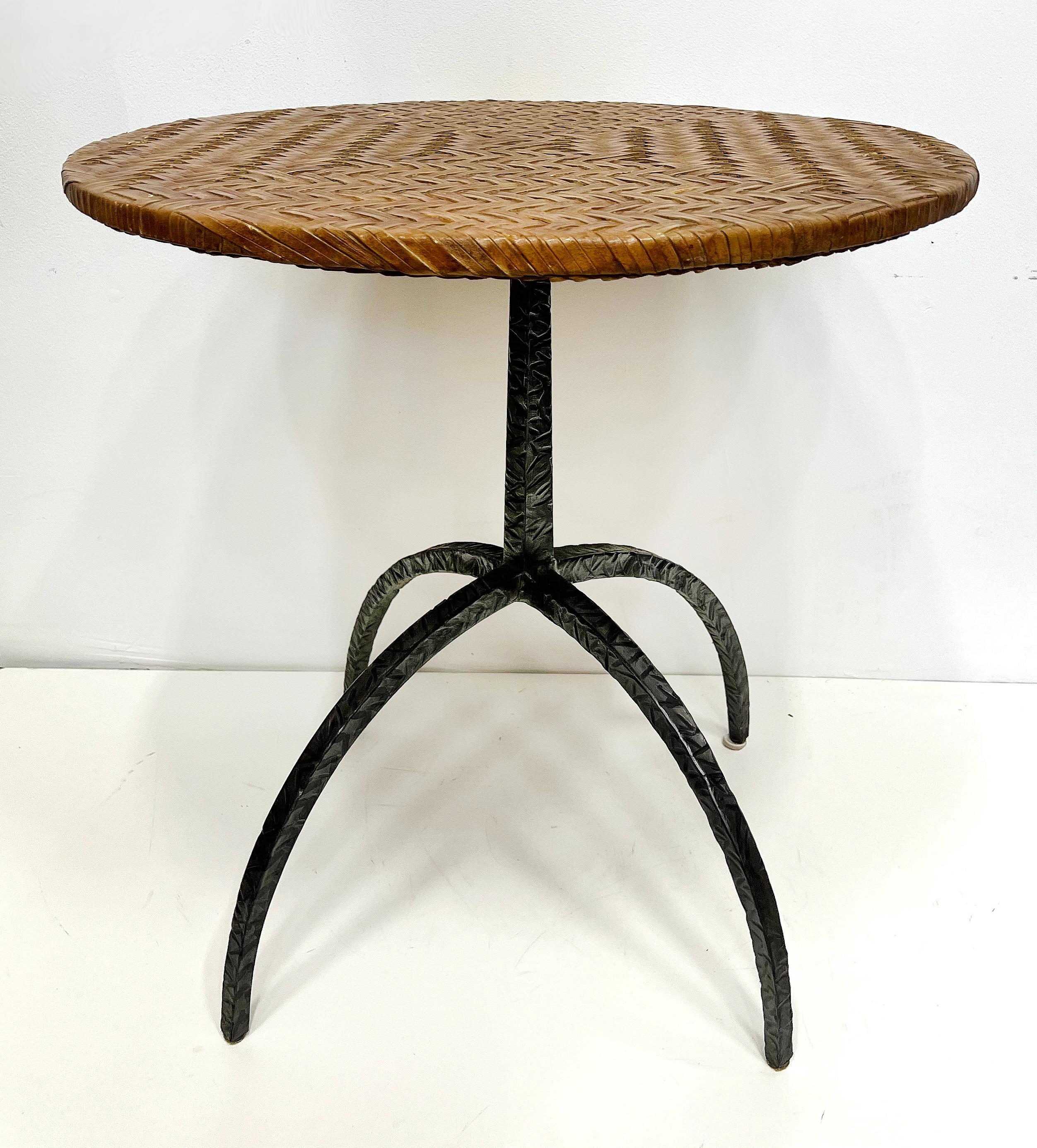 Table d'appoint industrielle sculpturale des années 1980 avec plateau en cuir tissé Bon état - En vente à Miami, FL