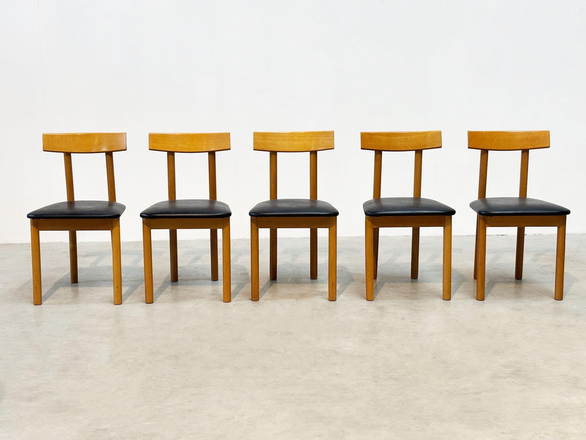 Sedie da pranzo italiane scultoree degli anni '80
Splendido set di sedie da pranzo italiane!
 
Queste cinque sedie da pranzo sono state realizzate in Italia ma da un produttore sconosciuto. Sono stati realizzati probabilmente negli anni '80 e sono