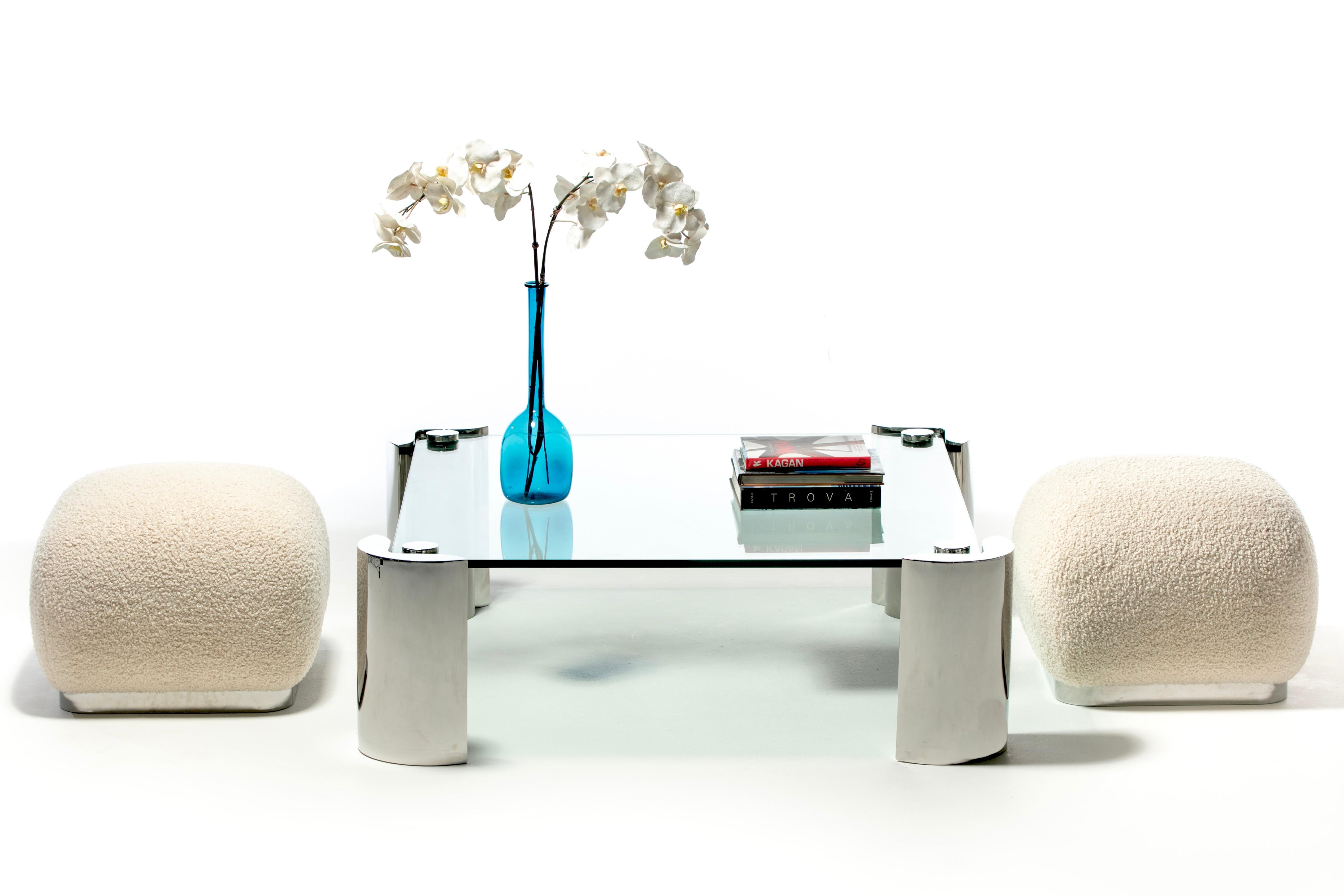 La table basse moderne Karl Springer Monumental, avec ses lourds pieds en acier inoxydable et son épais plateau en verre trempé, est du genre à ancrer n'importe quelle pièce - c'est ici que nous nous réunissons. Chic. Sexy. Intemporel. Karl Springer