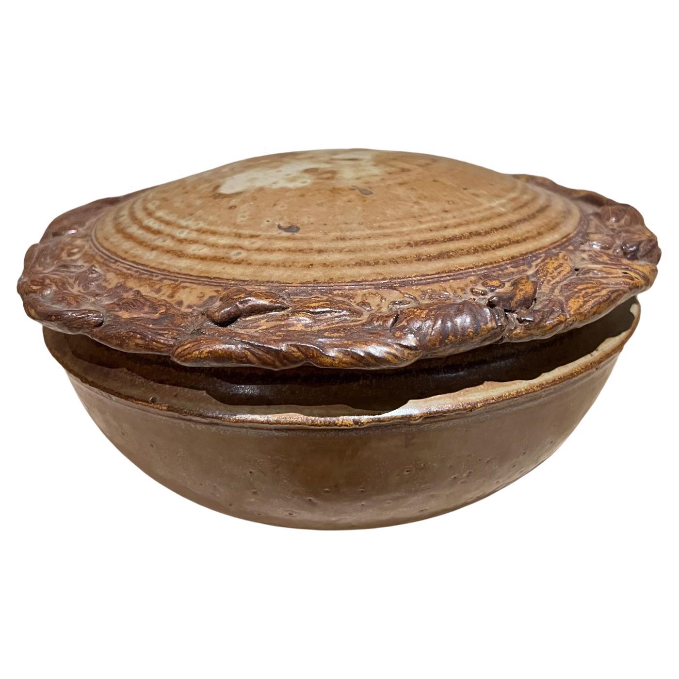 Plato cubierto de cerámica escultórica de los años 80
Firmado aparece como artista Melching
6,5 h x 10,75 de diámetro
Estado original de época.
Véanse las imágenes facilitadas.



