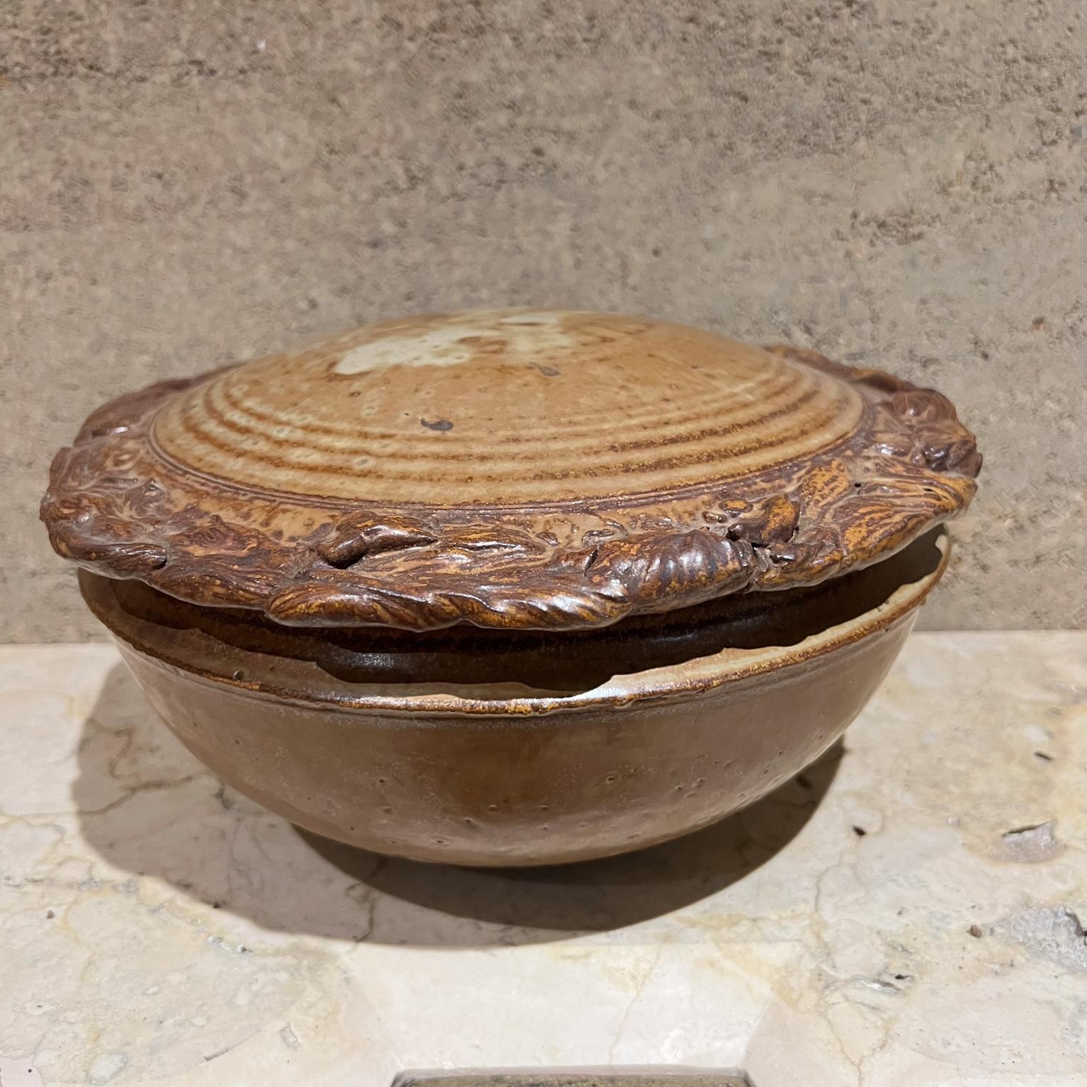 Plato Cubierto de Arte Escultórico de Studio Pottery de los años 80 Estadounidense en venta