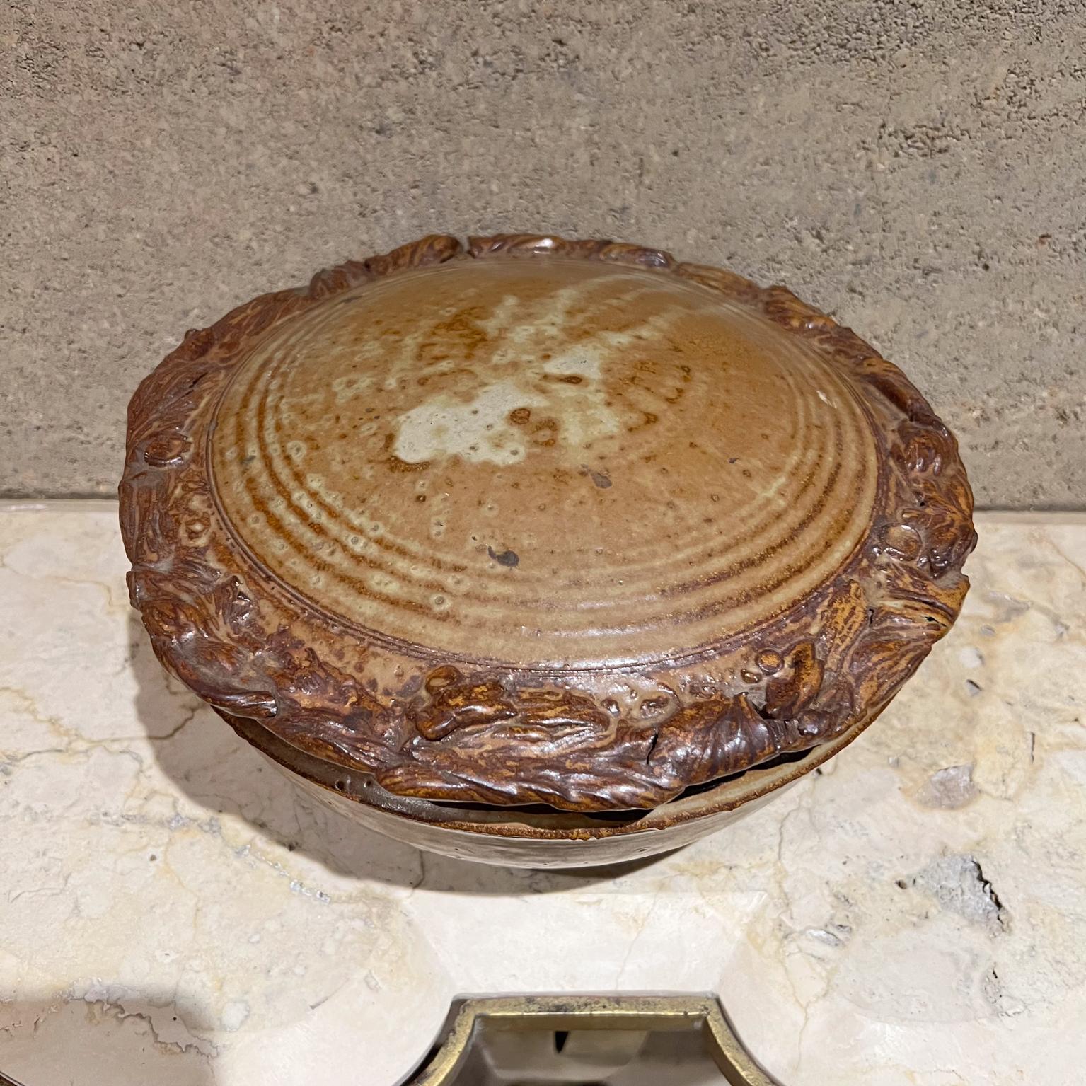 Plato Cubierto de Arte Escultórico de Studio Pottery de los años 80 en Bueno estado para la venta en Chula Vista, CA