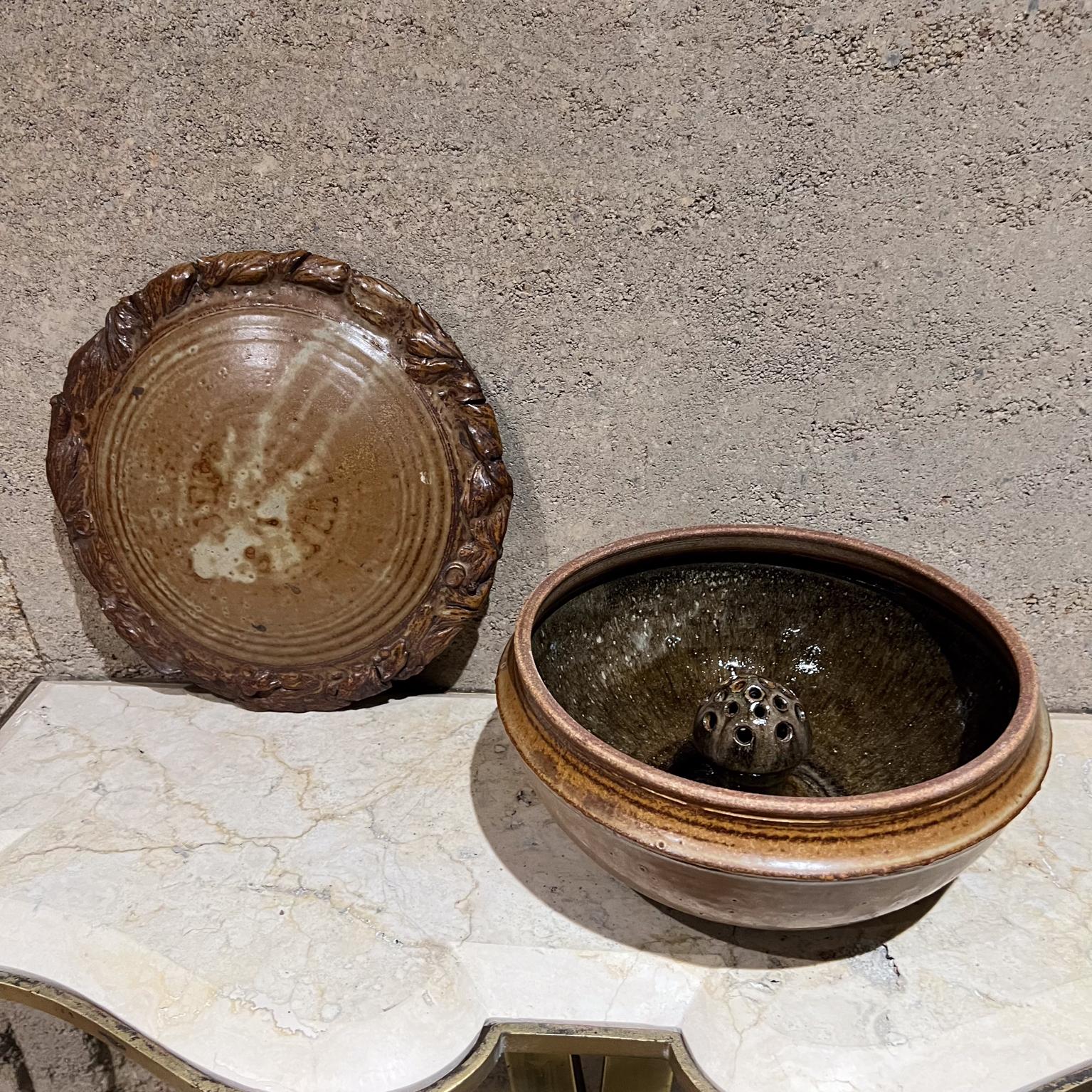 Plato Cubierto de Arte Escultórico de Studio Pottery de los años 80 finales del siglo XX en venta