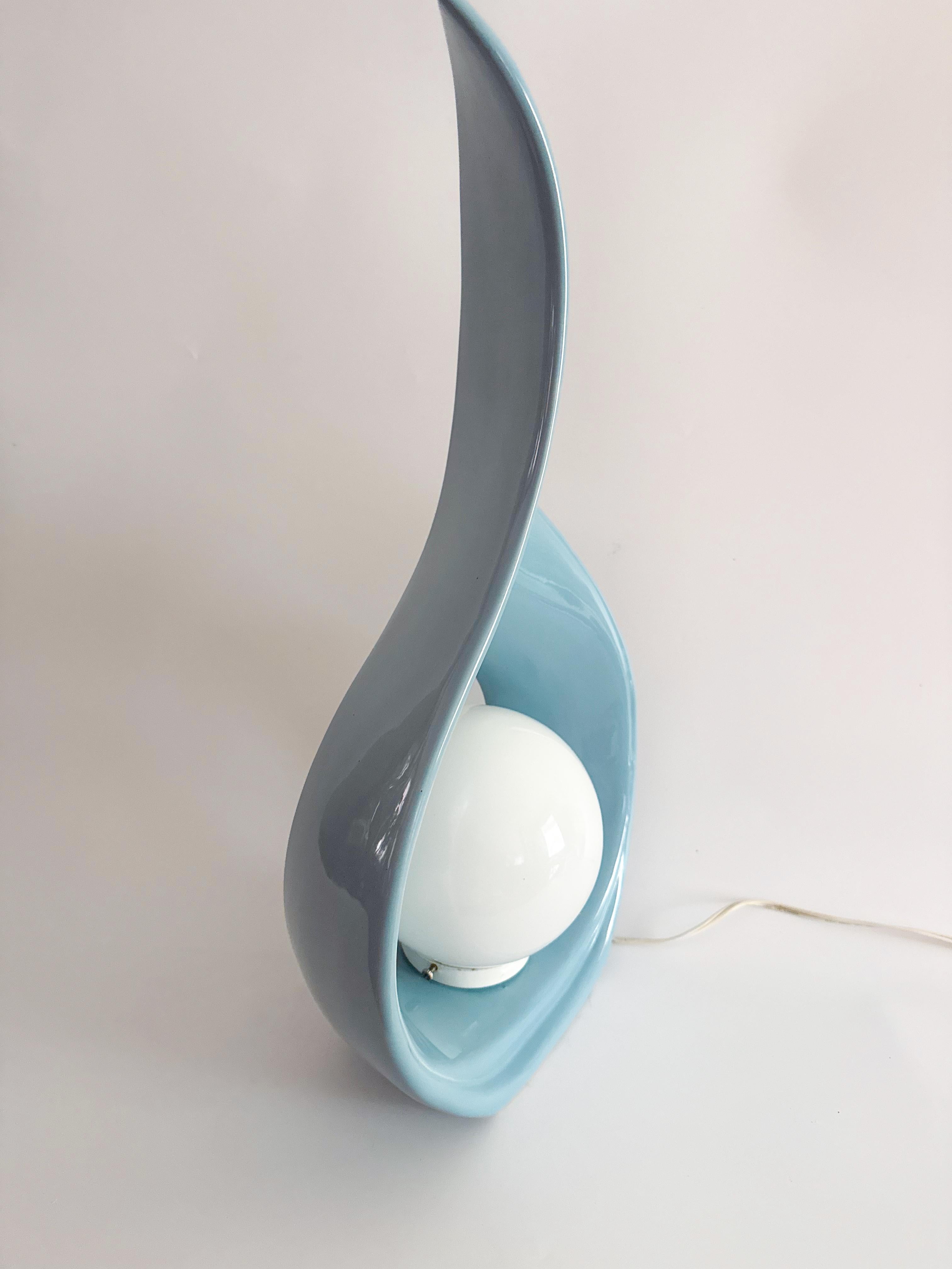 Lampe sculpturale des années 1980 en céramique en forme de goutte d'eau, bleu ciel, avec lampe orbe Bon état - En vente à Toronto, CA