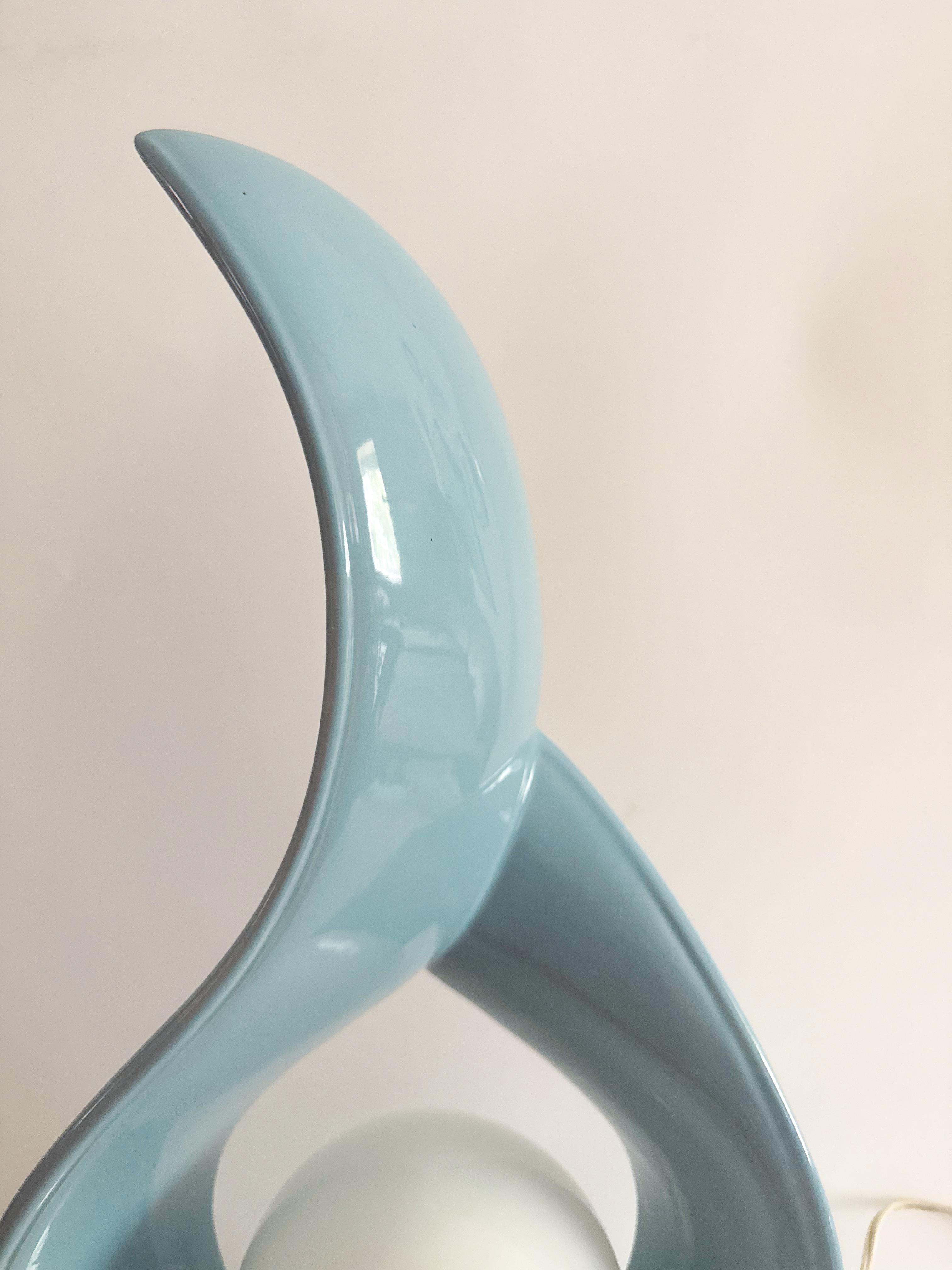 Fin du 20e siècle Lampe sculpturale des années 1980 en céramique en forme de goutte d'eau, bleu ciel, avec lampe orbe en vente