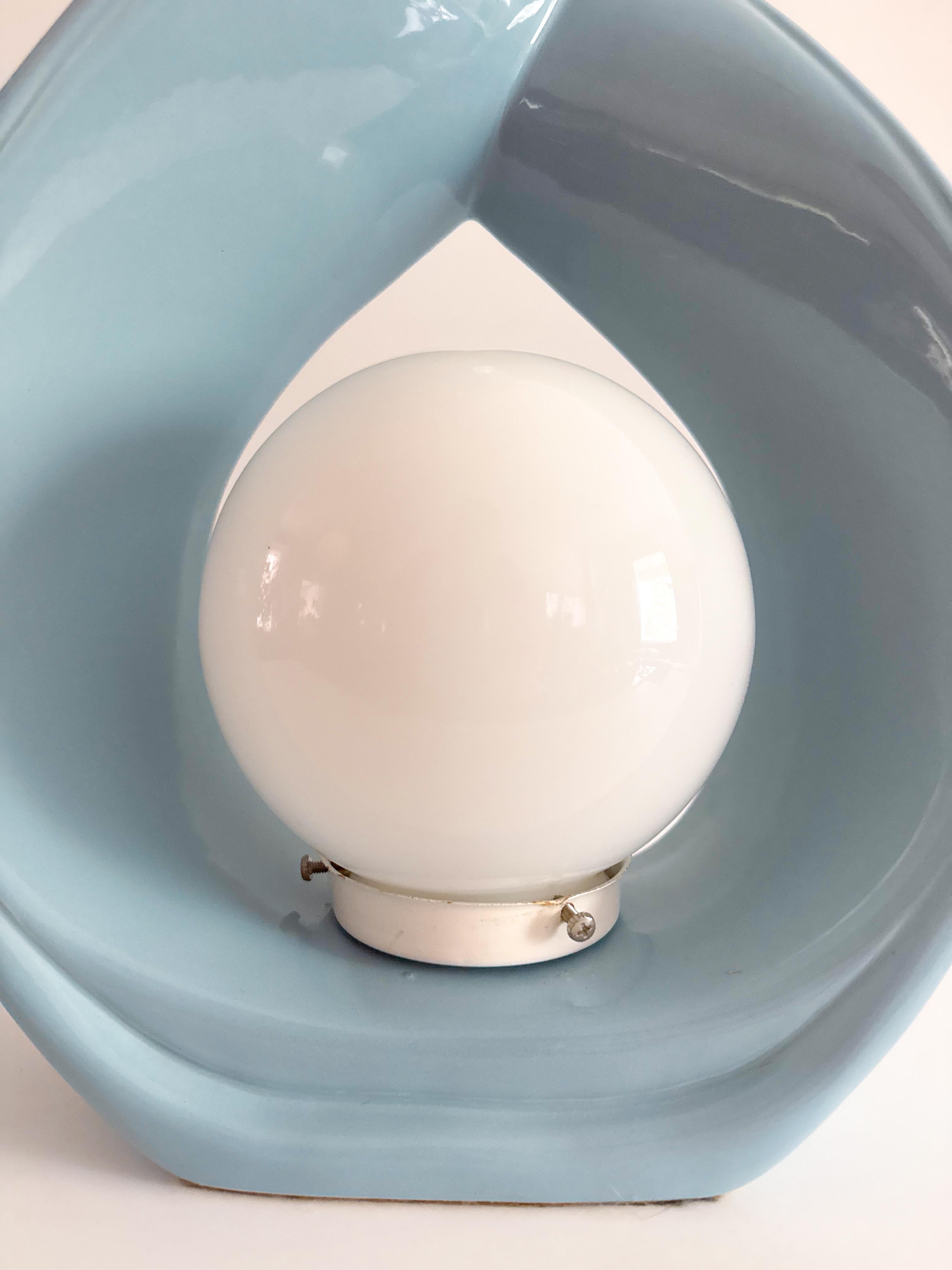 Céramique Lampe sculpturale des années 1980 en céramique en forme de goutte d'eau, bleu ciel, avec lampe orbe en vente