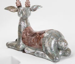 1980er Jahre Skulptur eines Hirschs, der auf dem Daunen liegt, mit Perlmutt-Geweihen