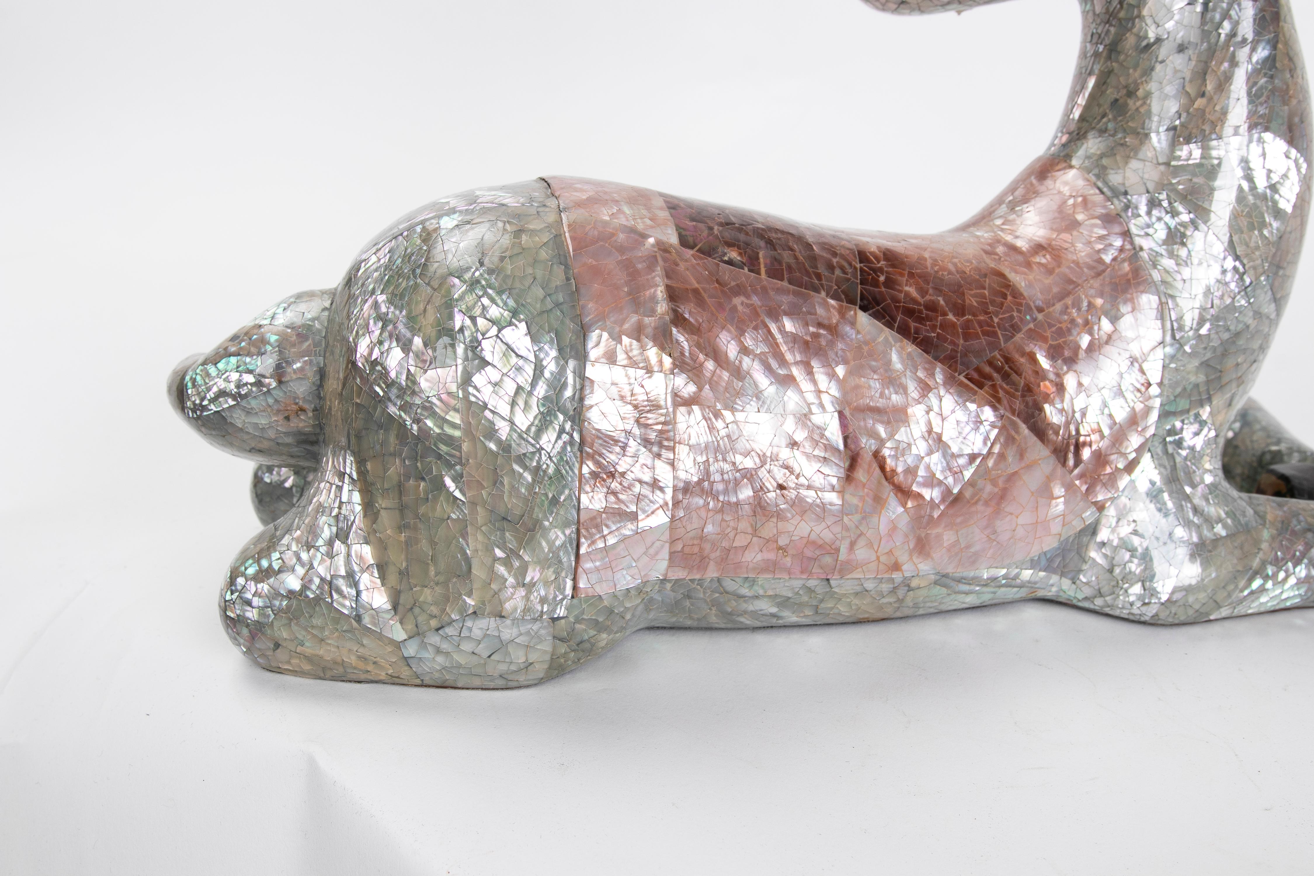 1980er Jahre Skulptur eines Hirschs, der auf dem Daunen liegt, mit Perlmutt-Geweihen im Angebot 1