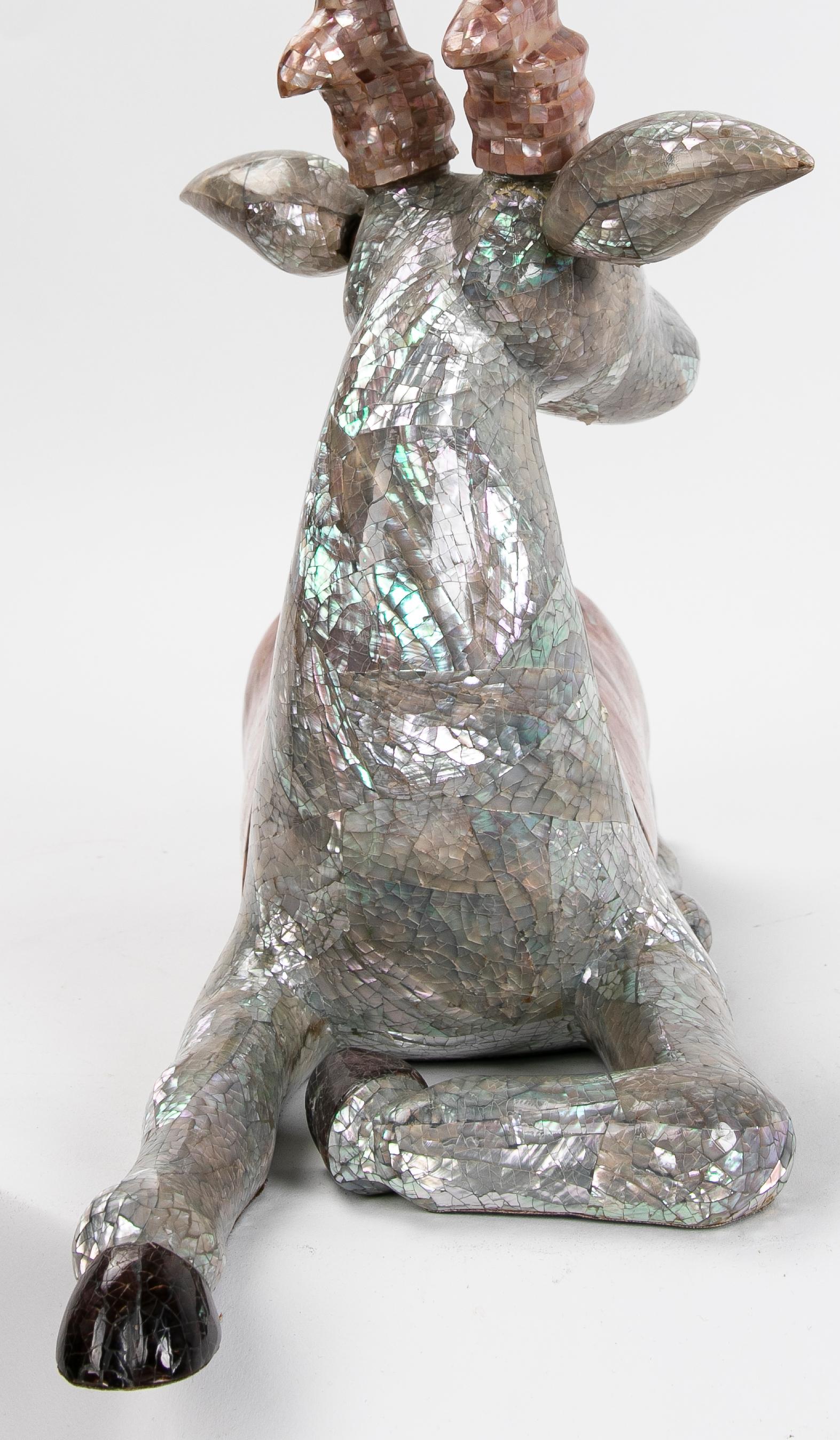 1980er Jahre Skulptur eines Hirschs, der auf dem Daunen liegt, mit Perlmutt-Geweihen im Angebot 4