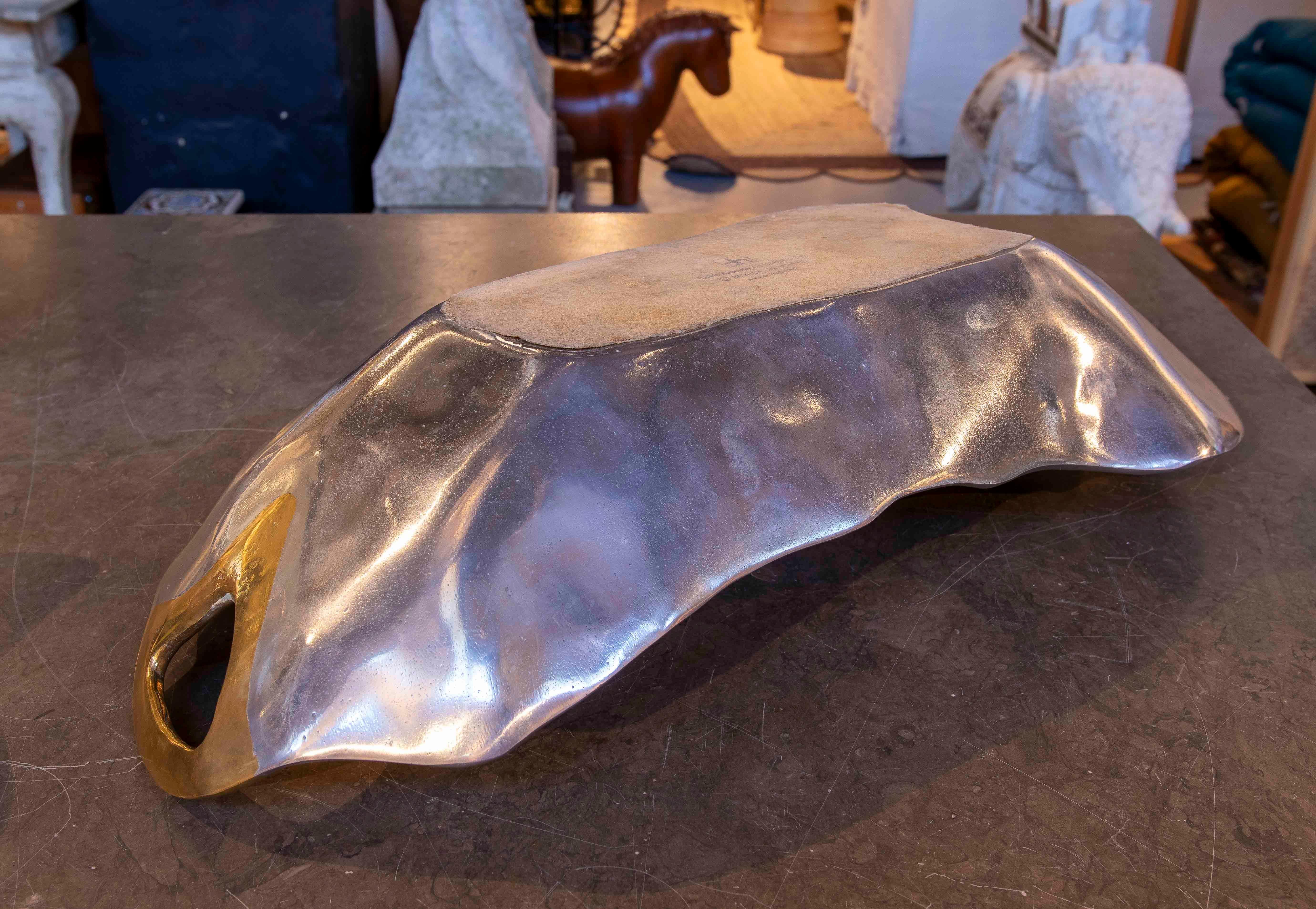 Vassoio scultura anni '80 di David Marshall in alluminio e ottone in vendita 4
