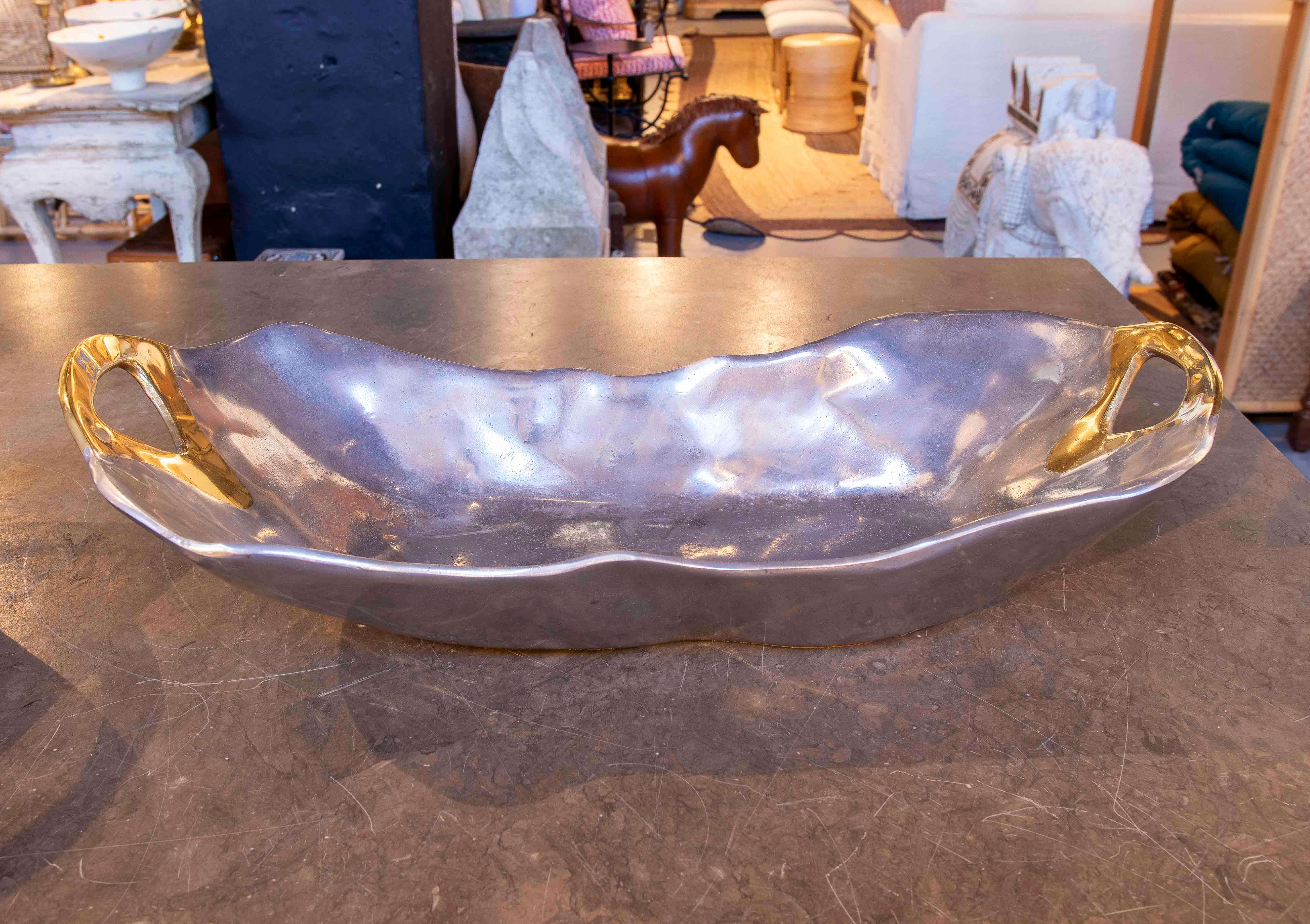 Questo splendido vassoio dal design fluido è una creazione del famoso artista David Marshall. Realizzato in bronzo martellato e ornato da maniglie in ottone lucido, combina funzionalità e arte in un pezzo unico.

Il suo design organico e
