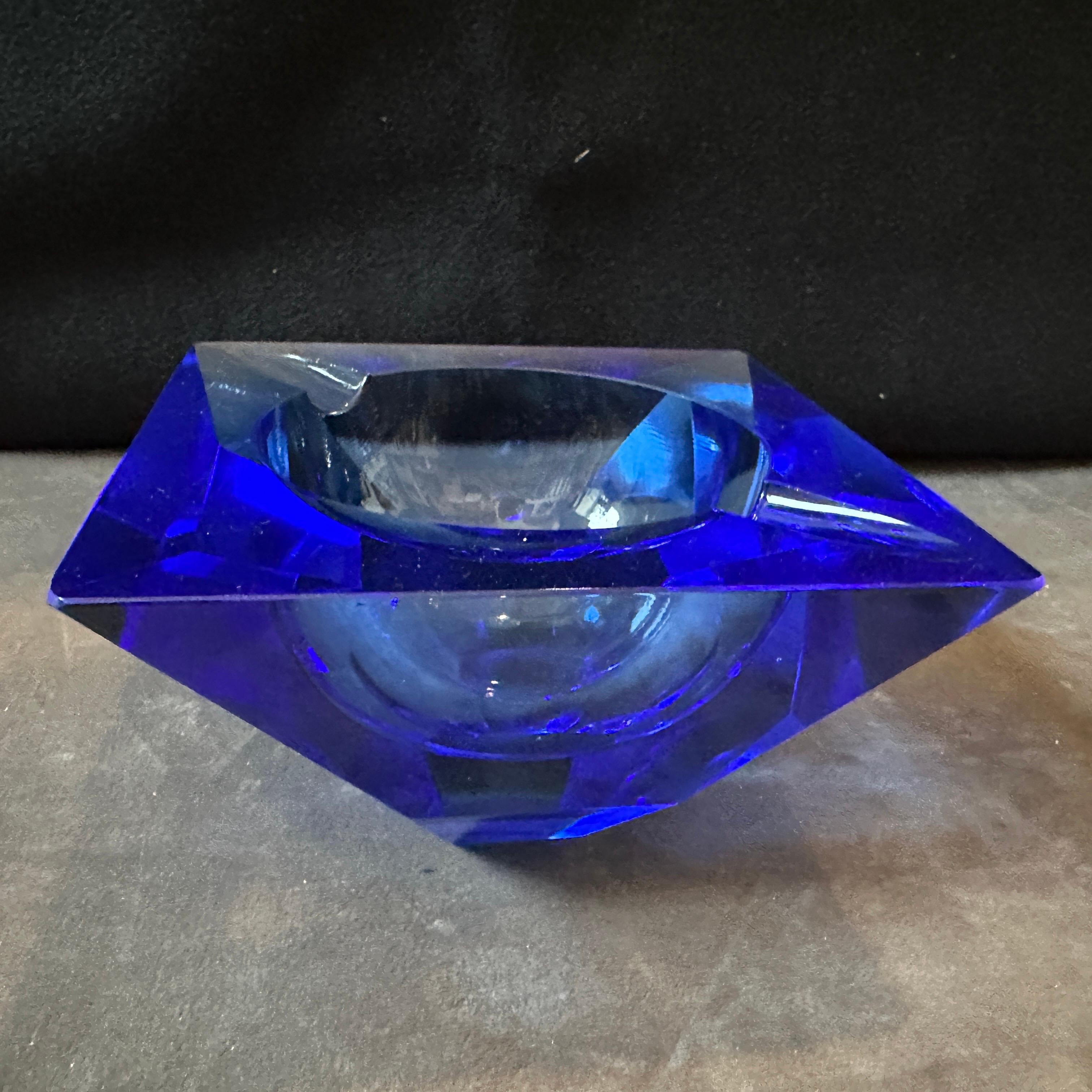 Fatto a mano Posacenere in vetro di Murano moderno e sfaccettato in stile Seguso degli anni '80 in vendita