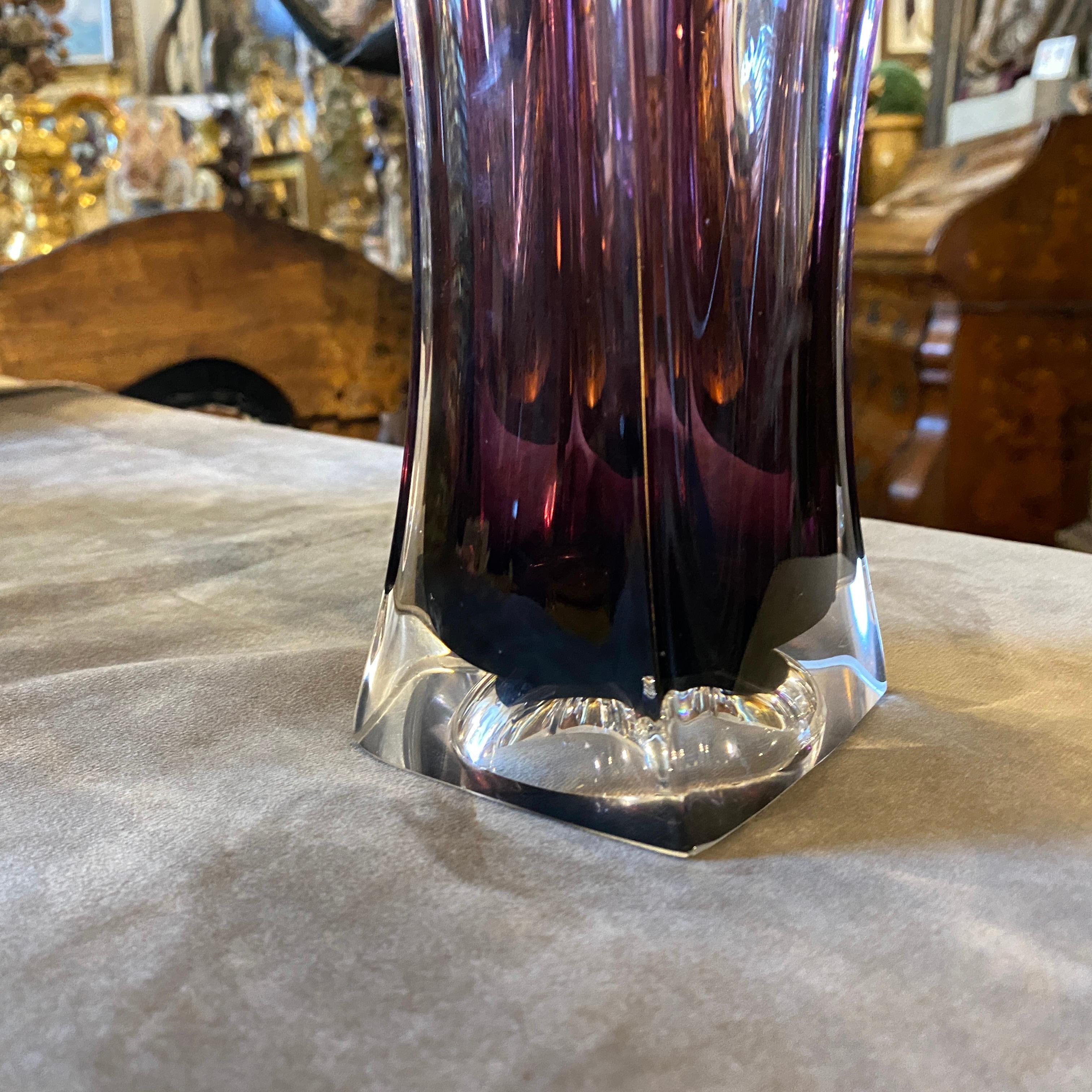 Eine lila Muranoglasvase, die in den achtziger Jahren in Murano entworfen und hergestellt wurde, ist in perfektem Zustand. Diese Vase zeigt die charakteristischen Merkmale des Murano-Glashandwerks. Sommerso ist eine Technik, bei der Schichten aus